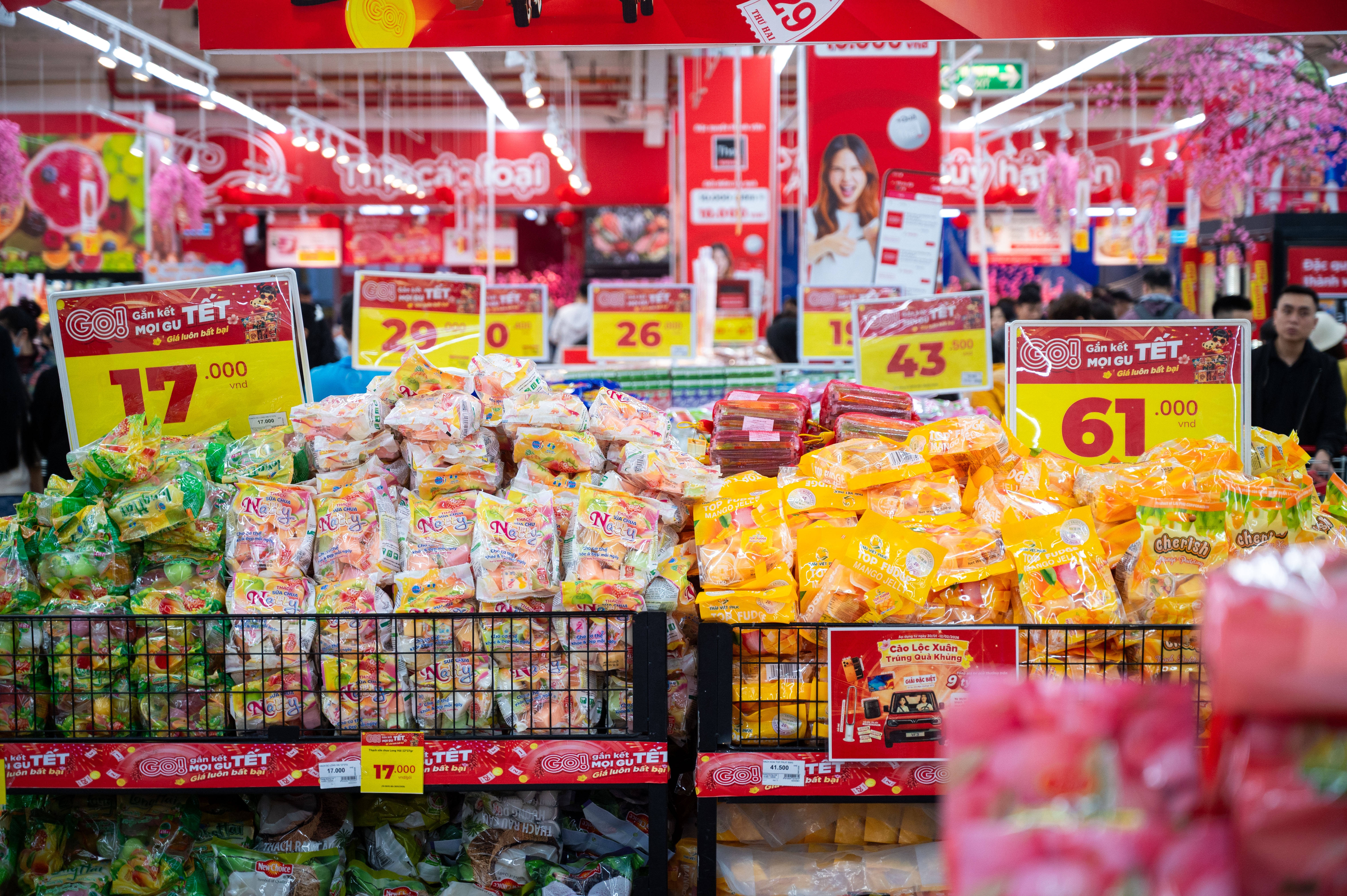 nguoi dan mua sam tet anh 3