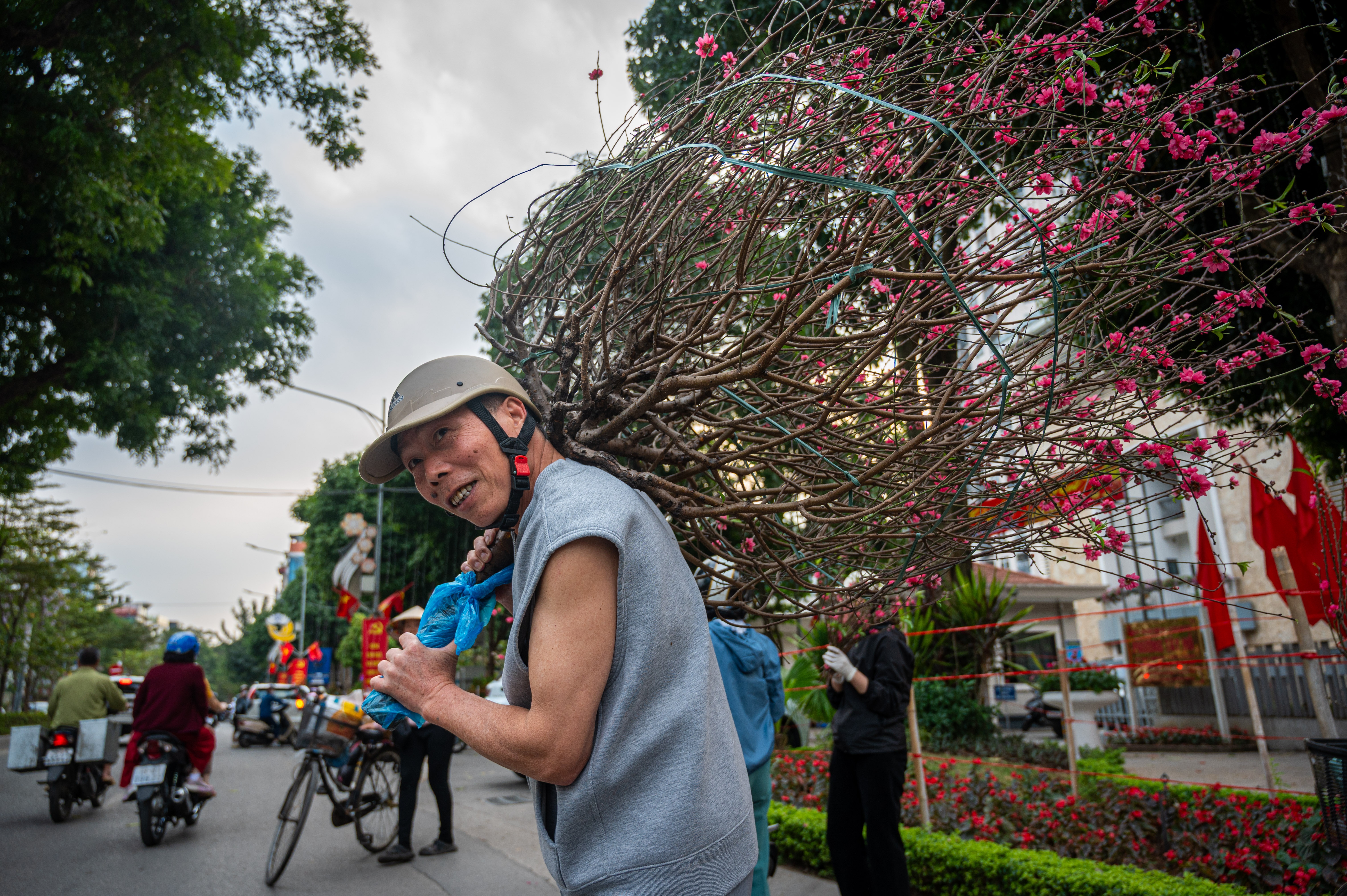 Dao, quat giam gia hon 50% khach moi xuong tien hinh anh