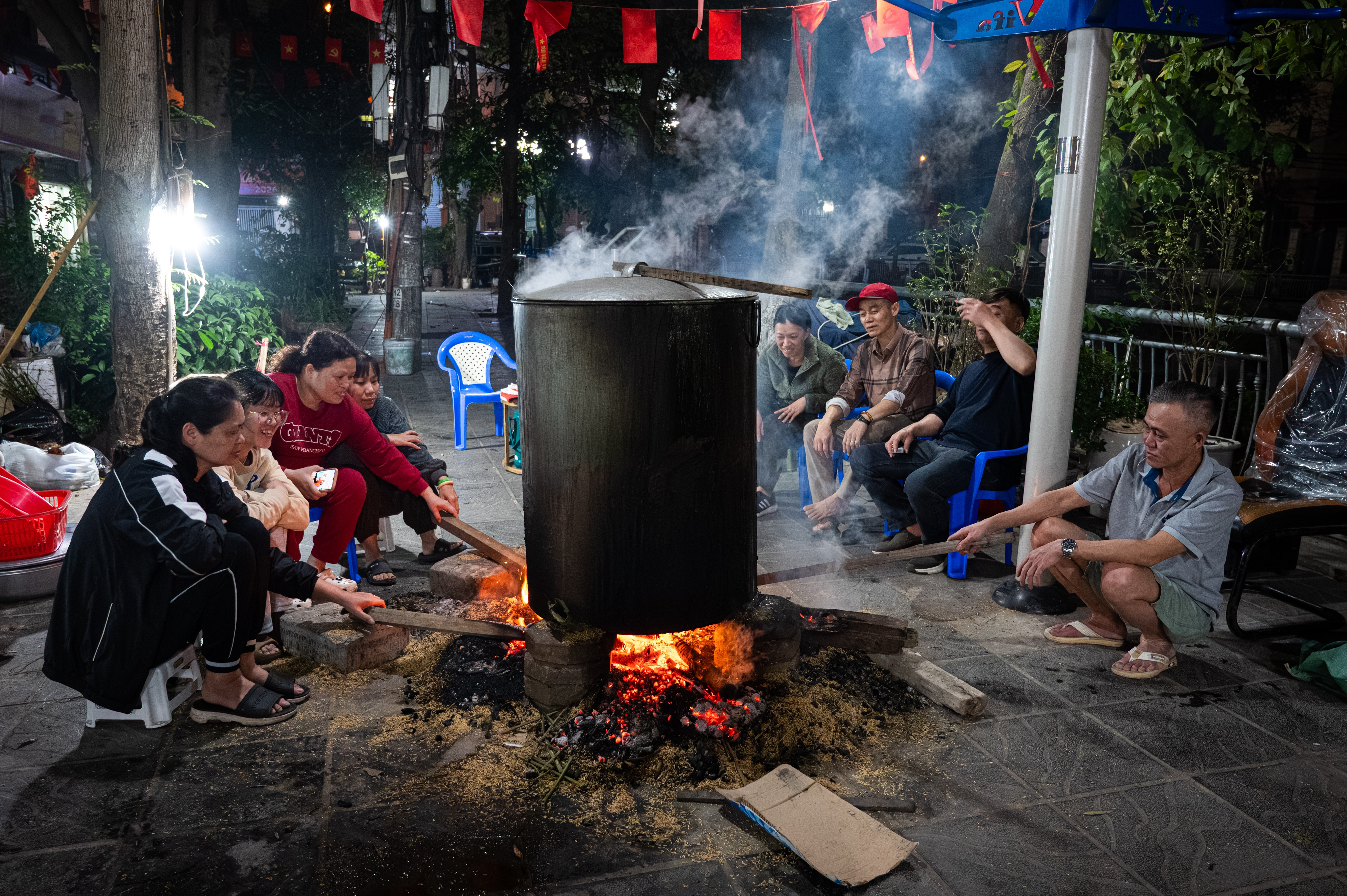 Thuc trang dem canh noi banh chung Tet tren via he Ha Noi hinh anh