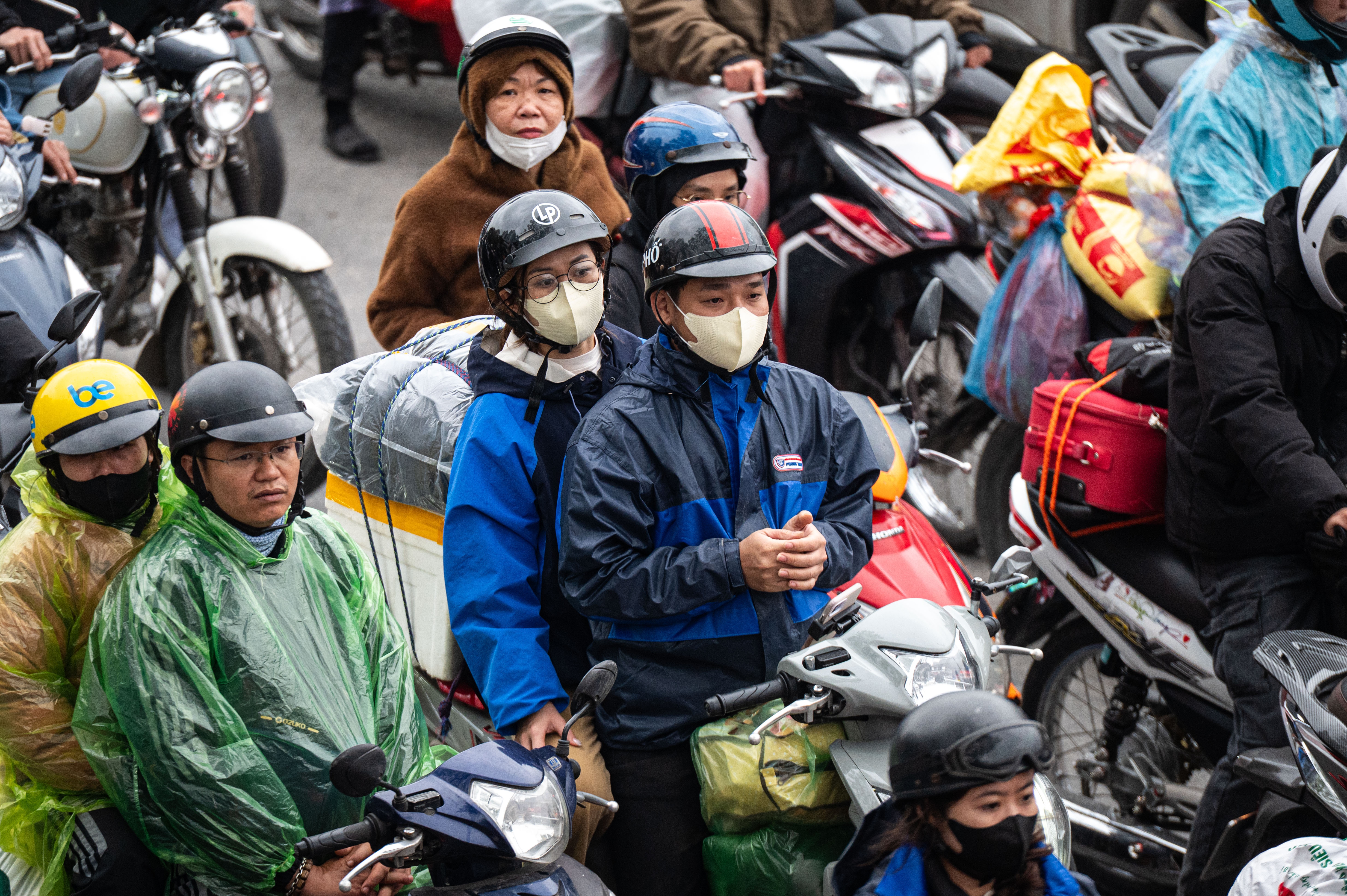 Cua ngo phia Nam Ha Noi un tac vi dong nguoi quay lai sau ky nghi Tet hinh anh