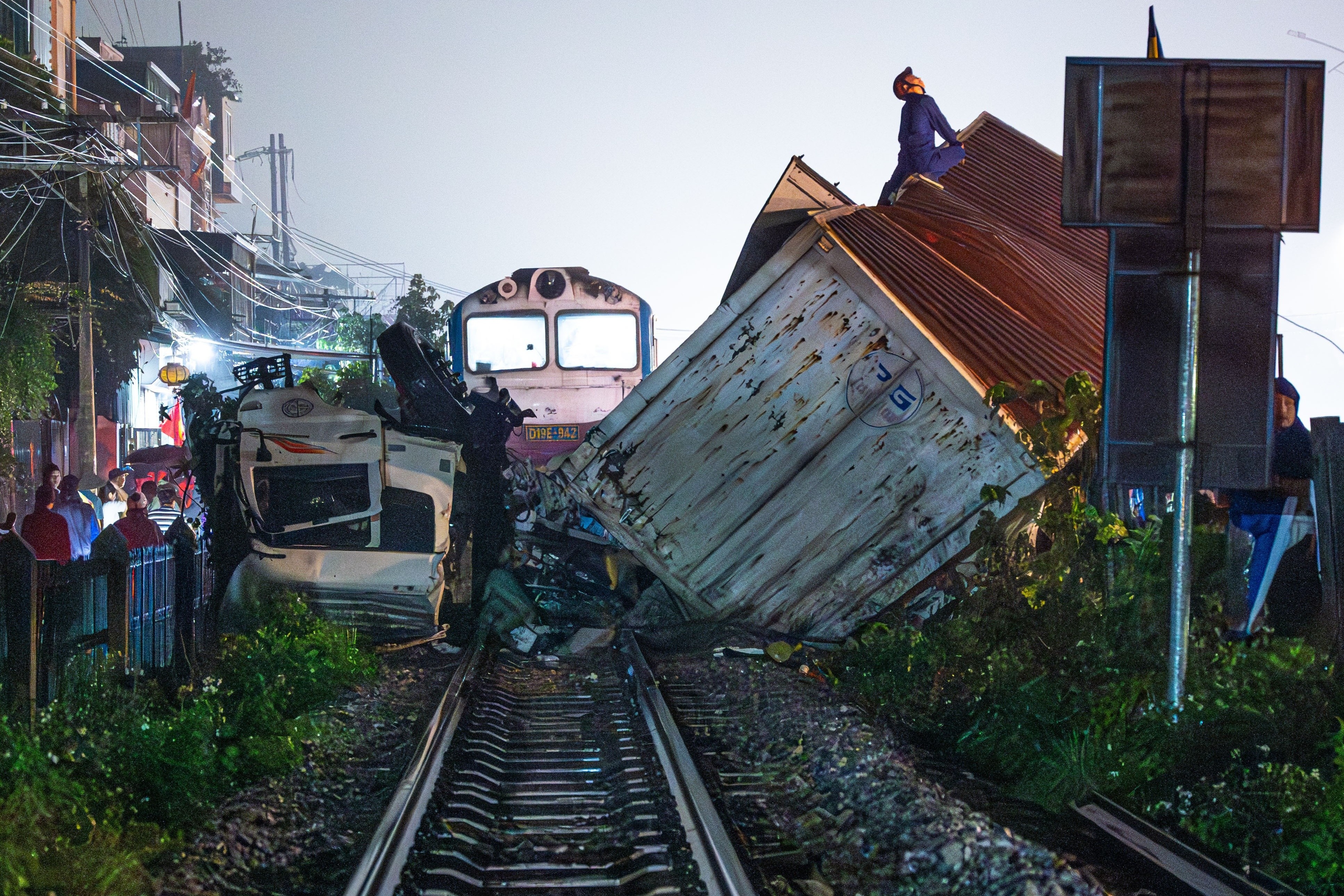 Hien truong vu tau hoa dam nat xe tai o Ha Noi hinh anh
