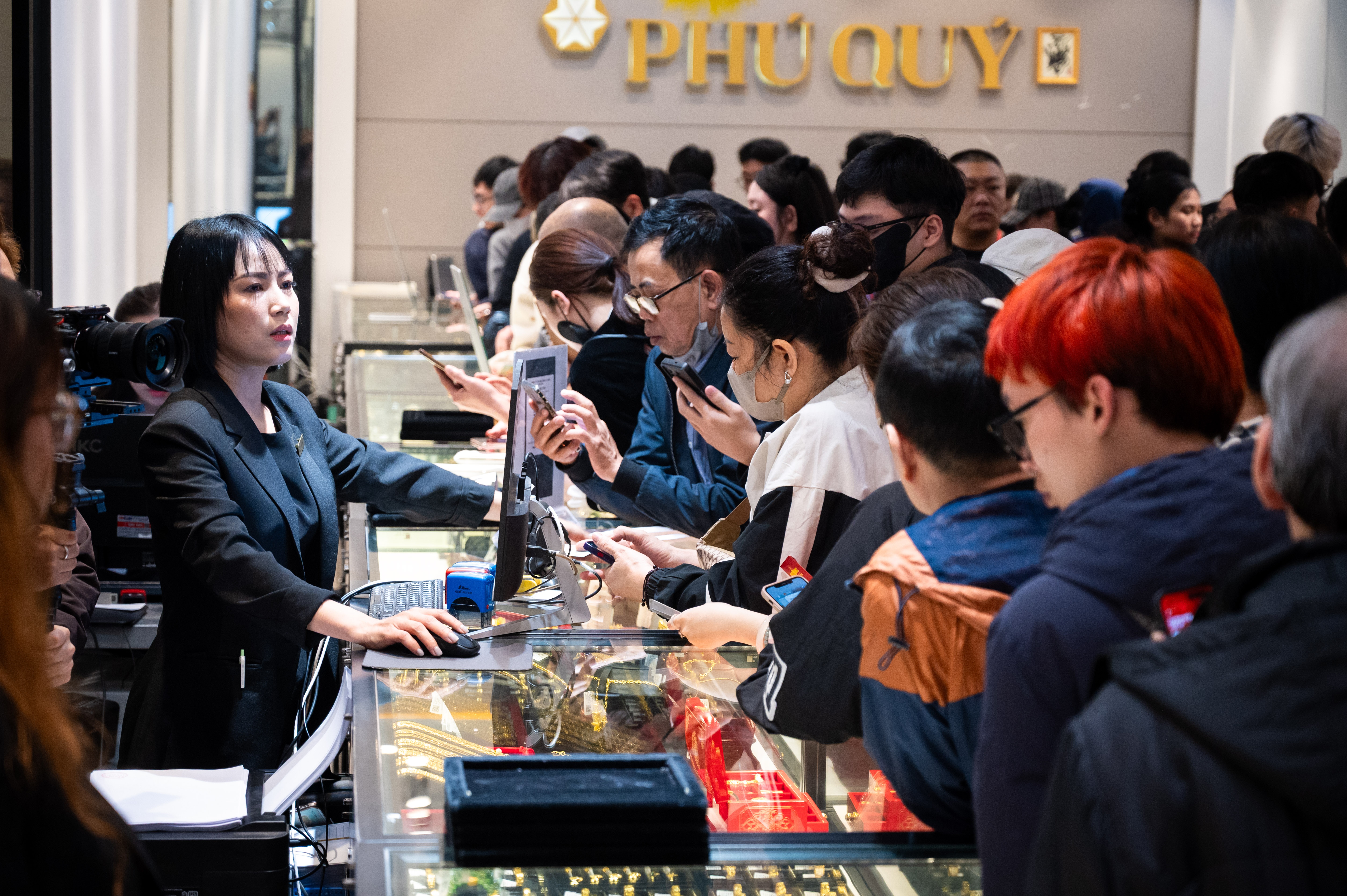 Nguoi xep hang mua vang via Than Tai hom qua dang lo nang hinh anh