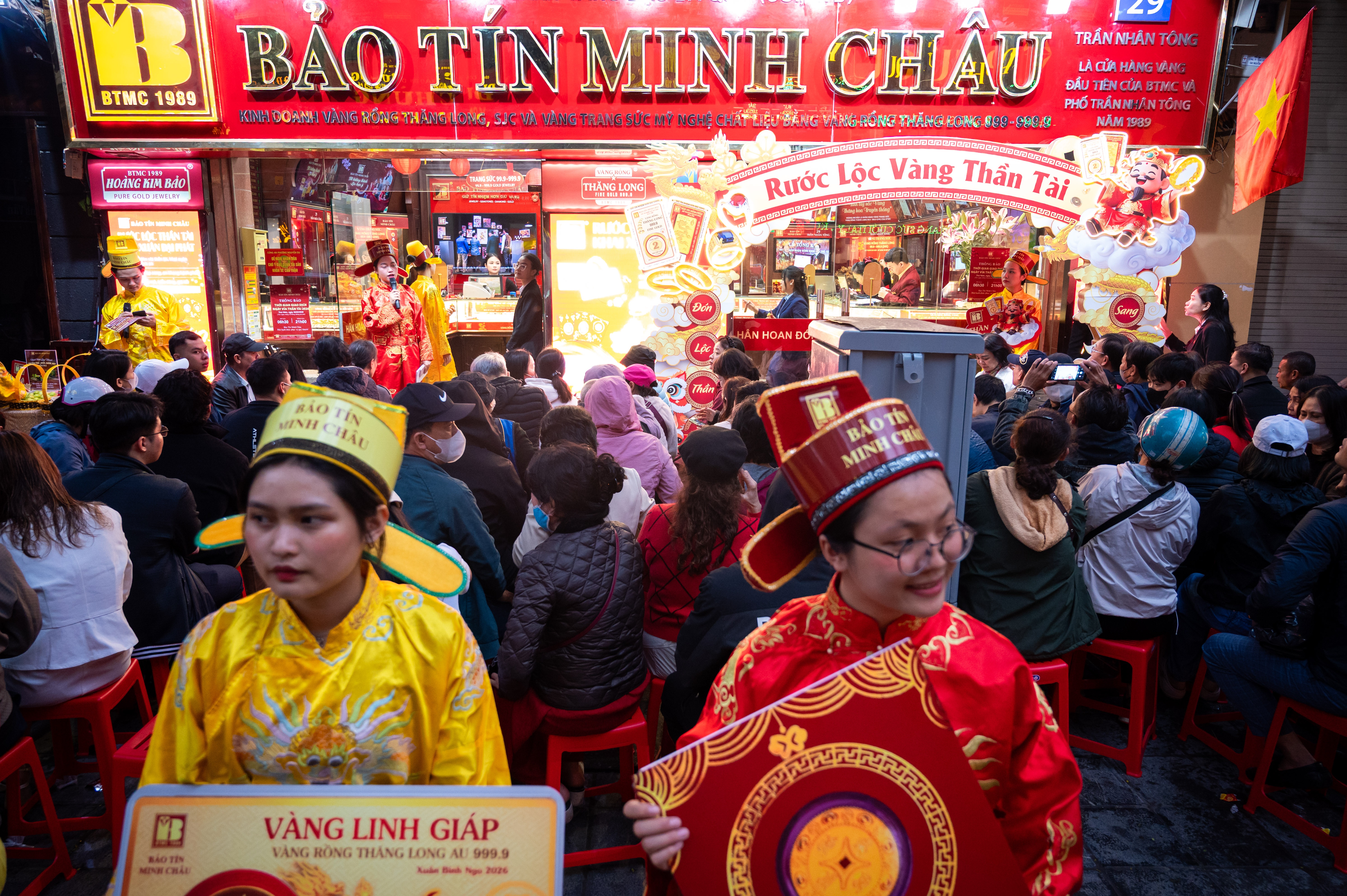 Gia vang qua dat, sinh vien xuyen dem cho mua bac ngay via Than Tai hinh anh