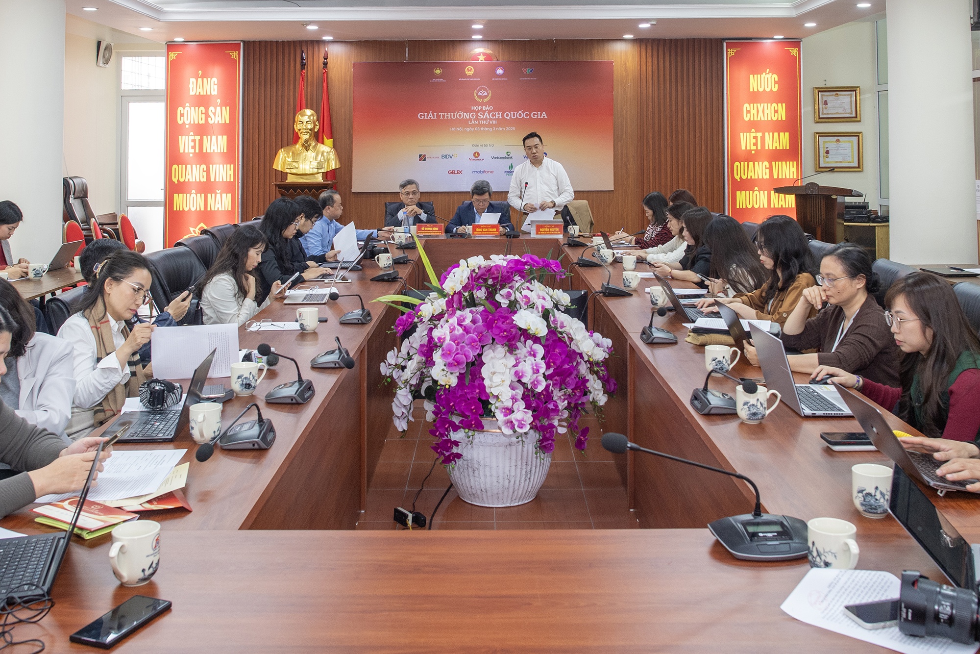 Hon 70 giao su, chuyen gia dau nganh cham Giai thuong Sach Quoc gia hinh anh