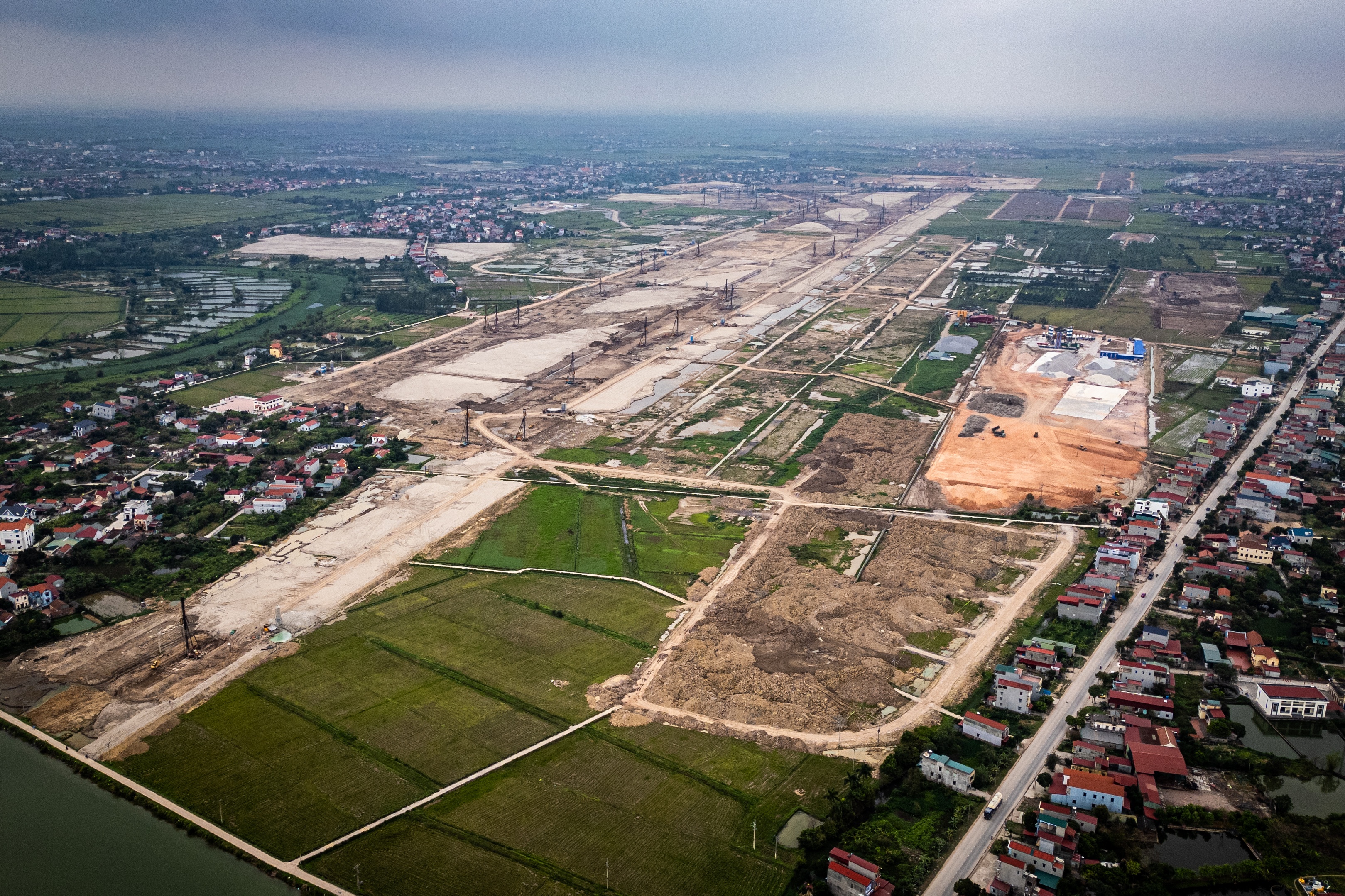 'Sieu san bay' lon nhat mien Bac sau 7 thang khoi cong hinh anh