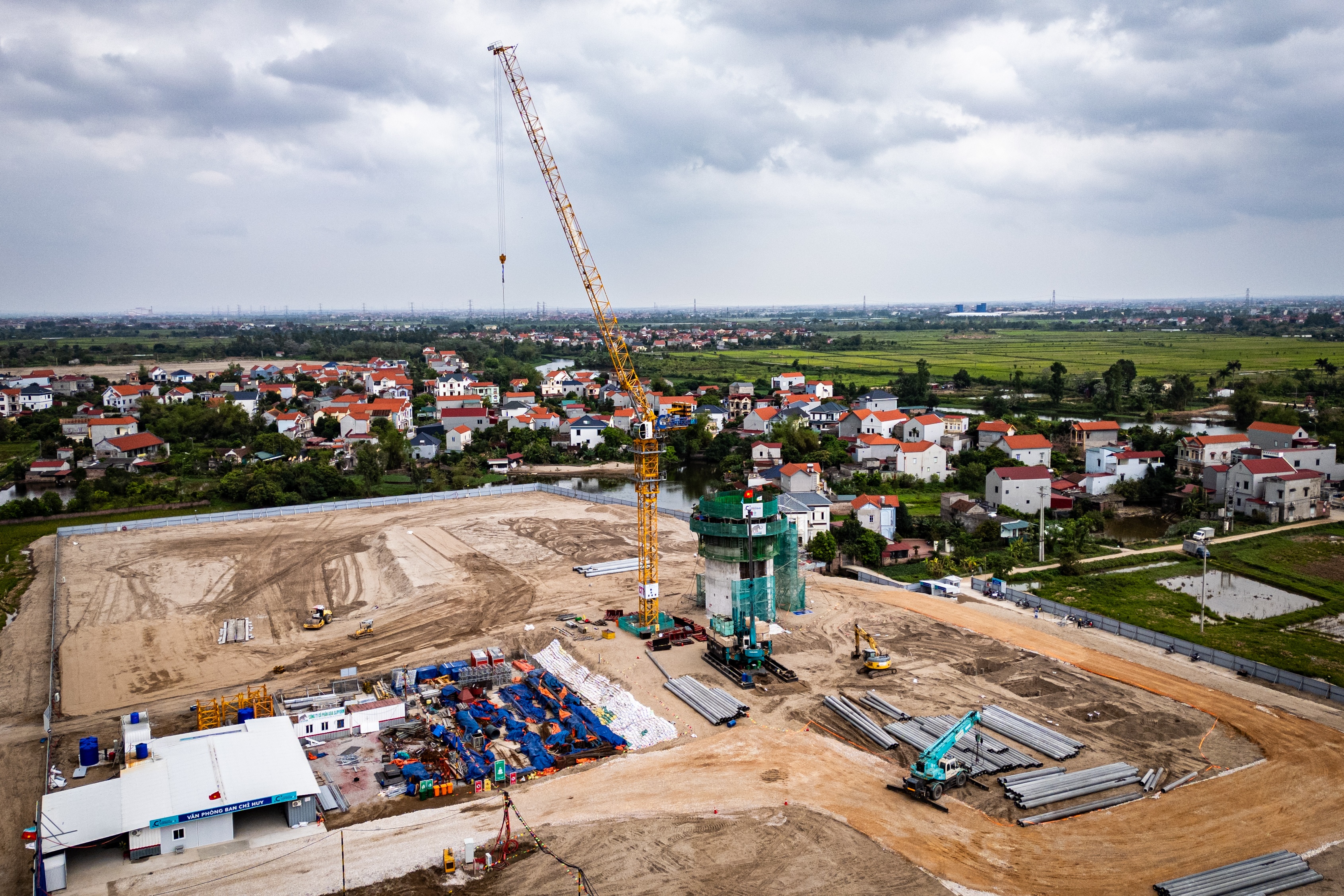 'Sieu san bay' lon nhat mien Bac sau 7 thang khoi cong hinh anh