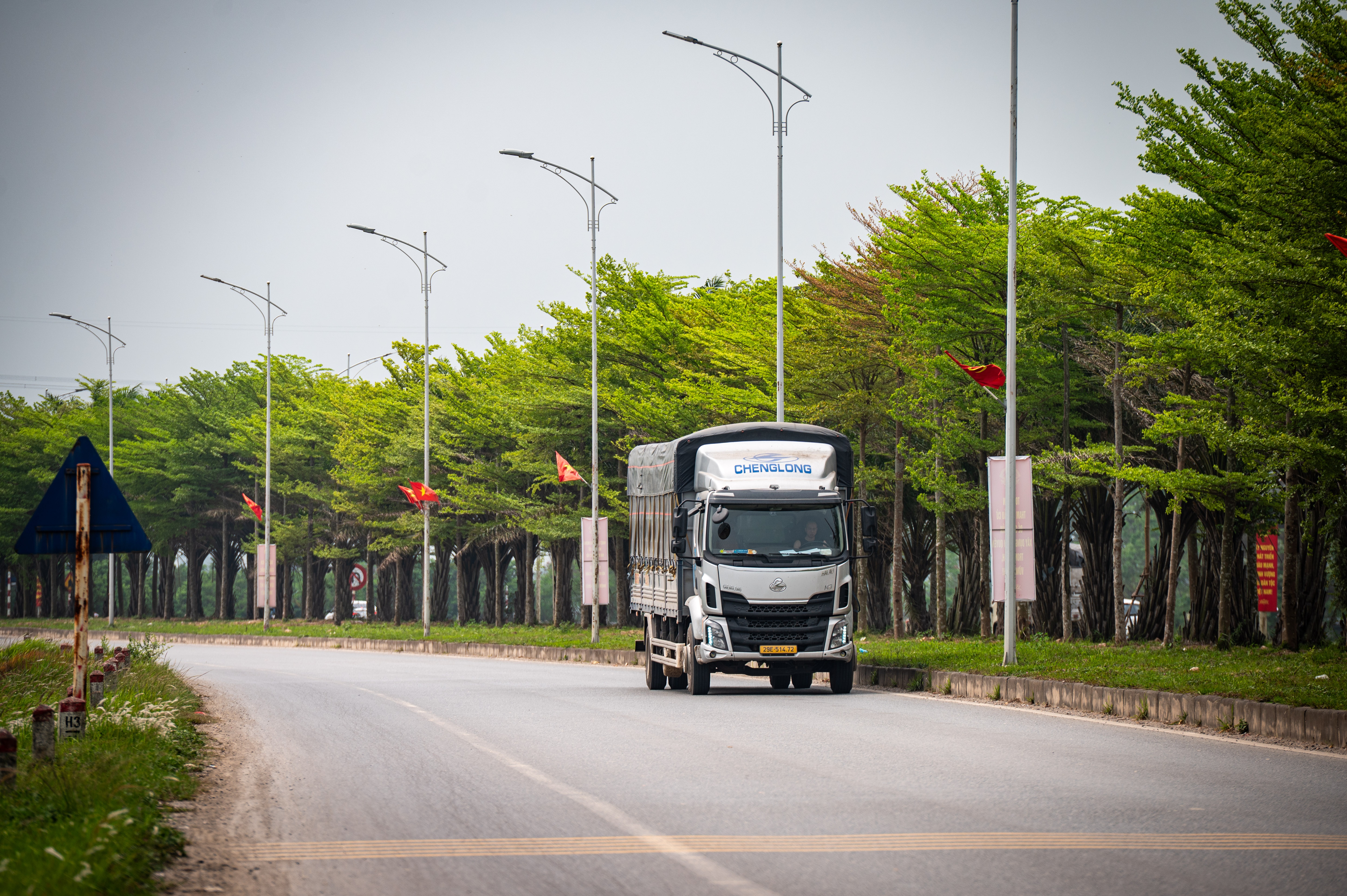 san van dong trong dong anh 16