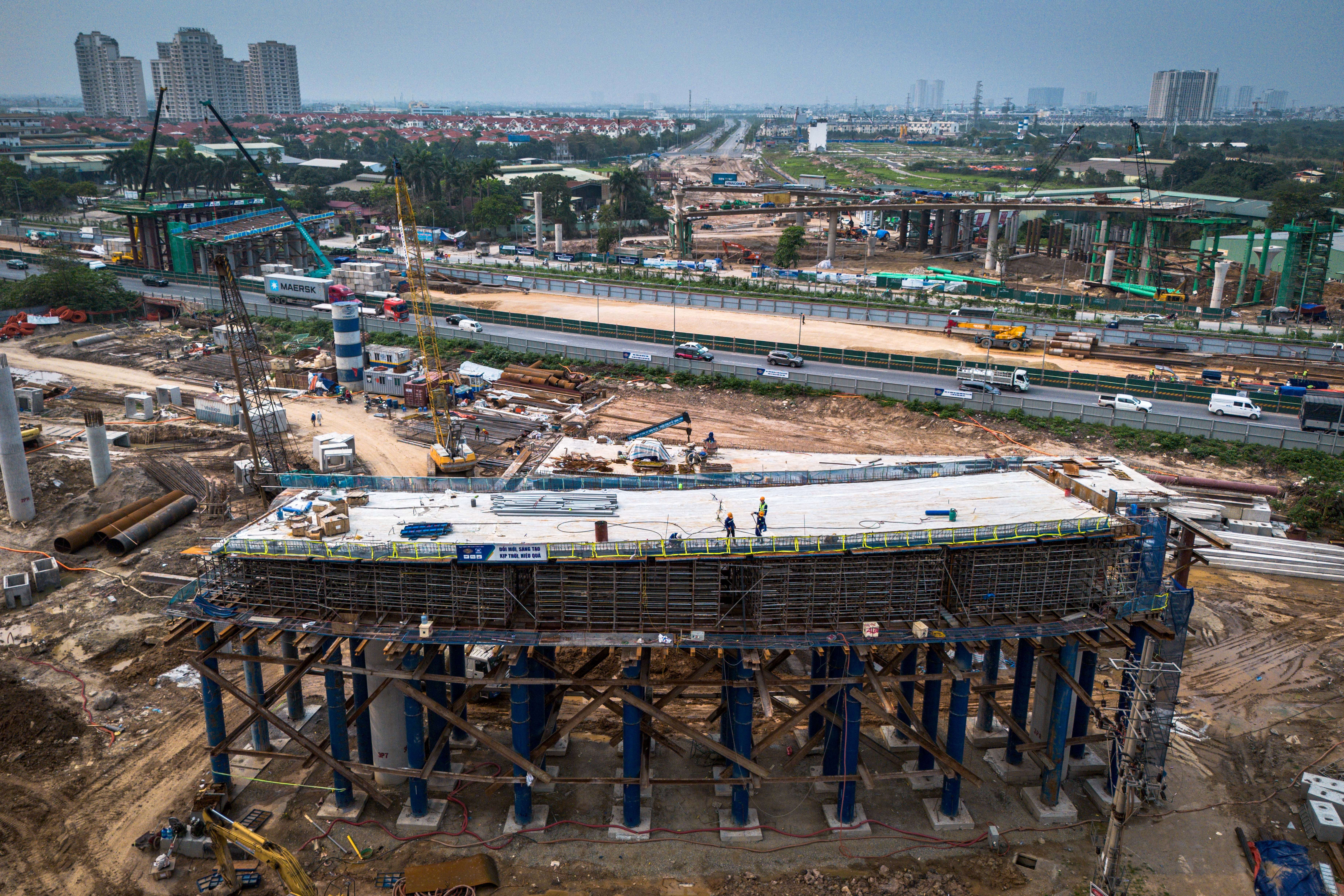 'Sieu nut giao' 2.384 ty dong tren Dai lo Thang Long dan thanh hinh hinh anh