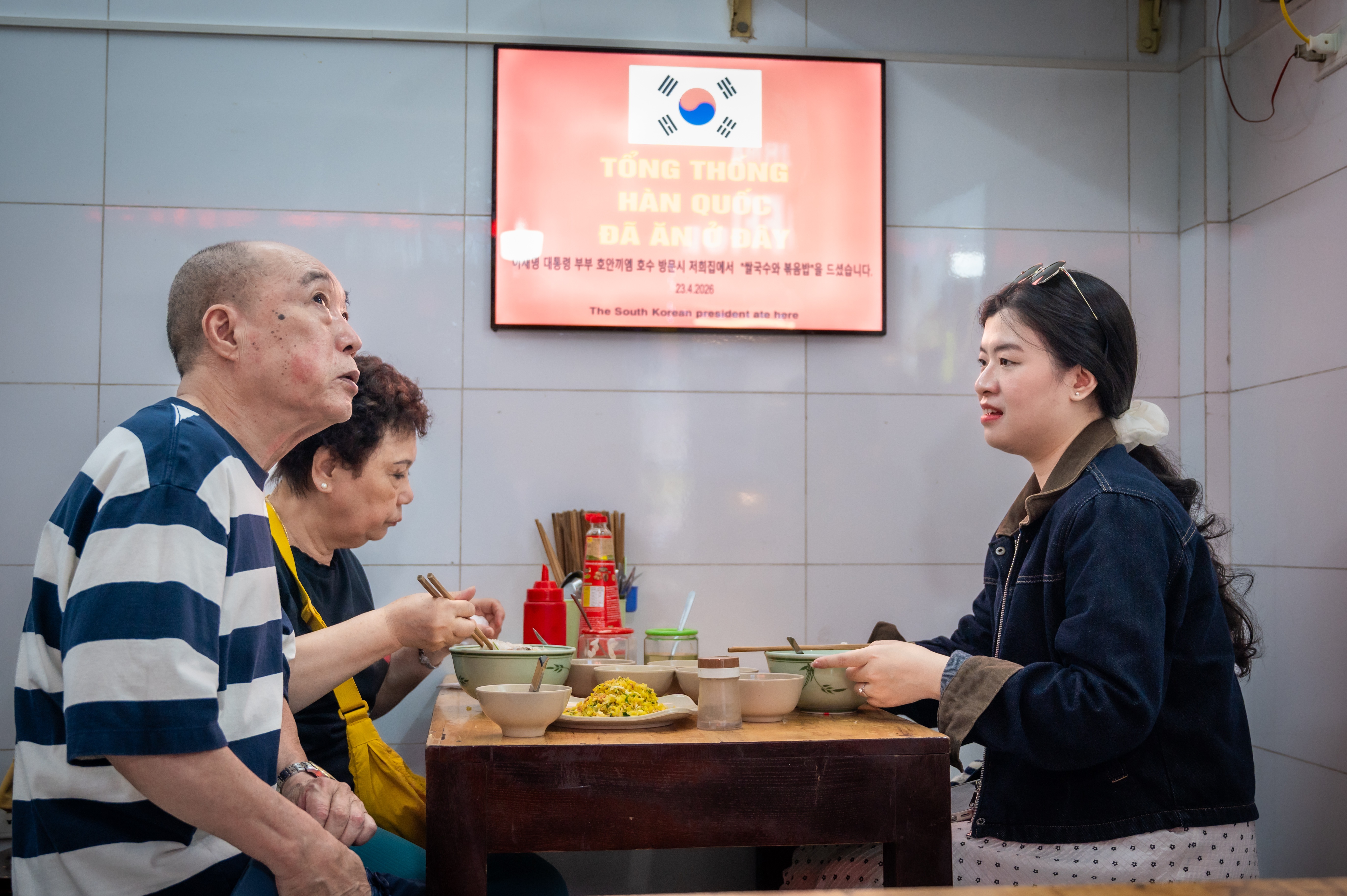 Thuc hu chu quan Ha Noi 'dong khung' ban ghe Tong thong Han Quoc ngoi? hinh anh