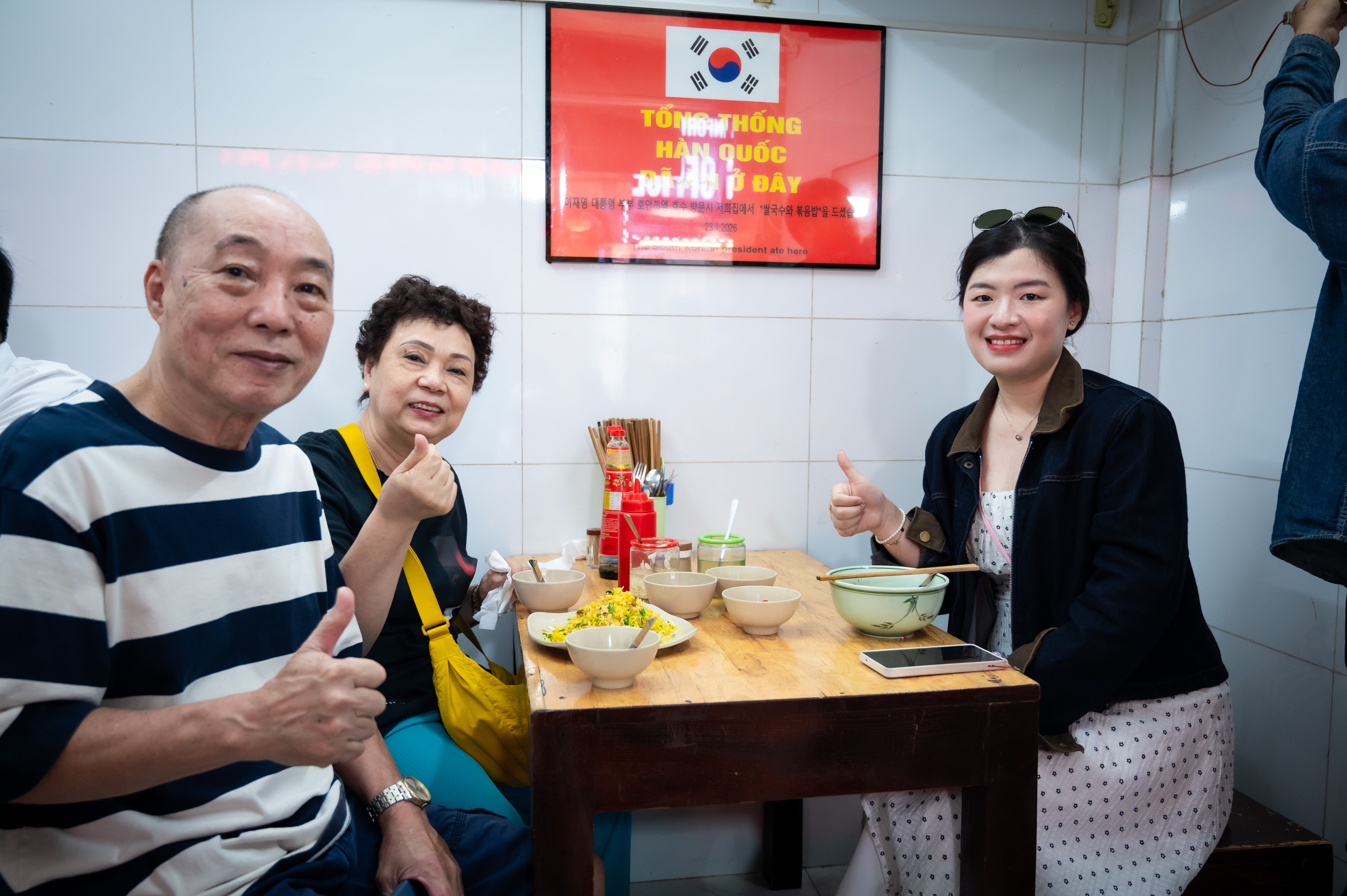 Nuom nuop khach an pho giong Tong thong Han Quoc, mong 'xin via' hinh anh