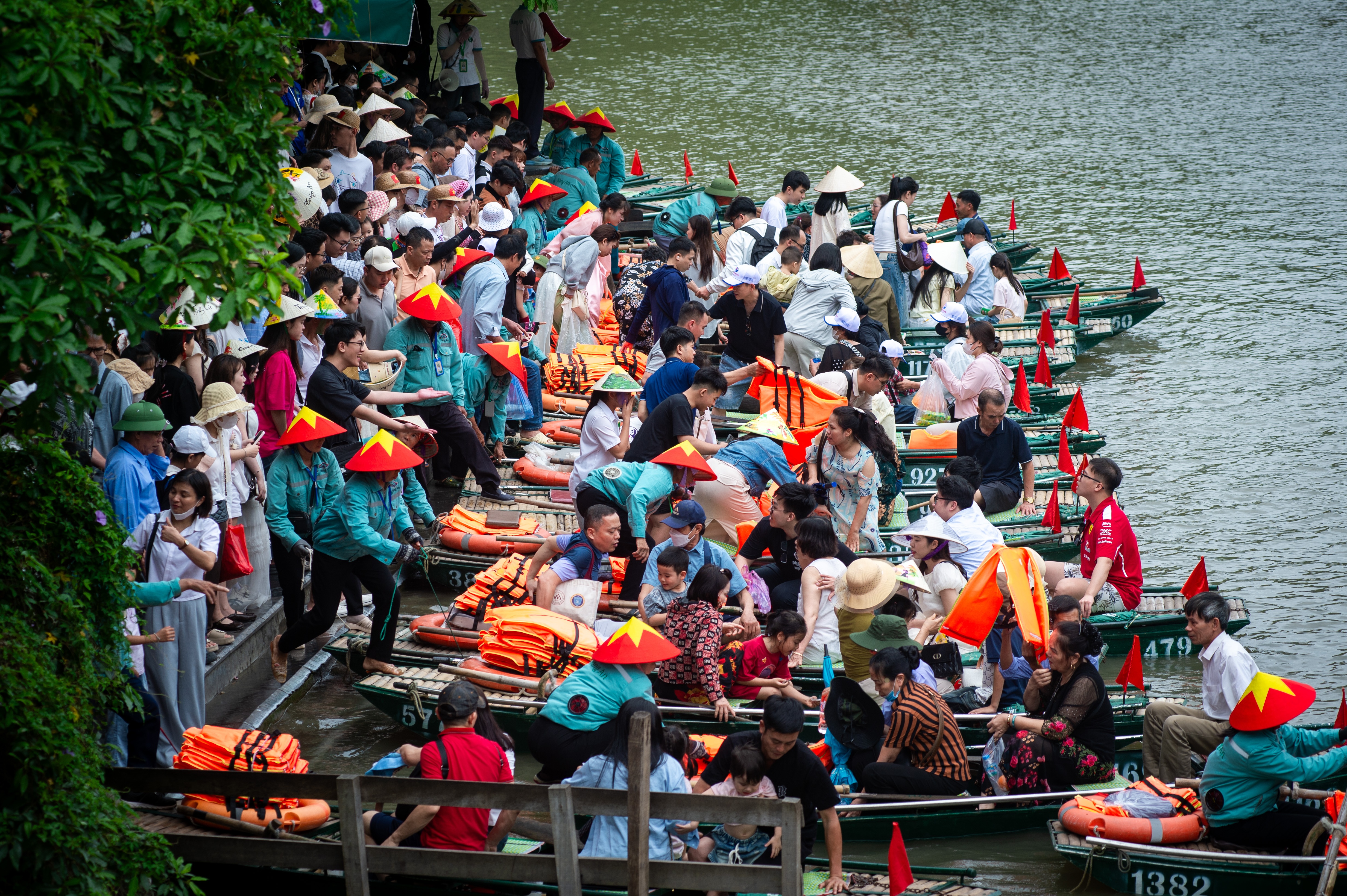 Bo cuoc di thuyen Trang An vi qua dong hinh anh
