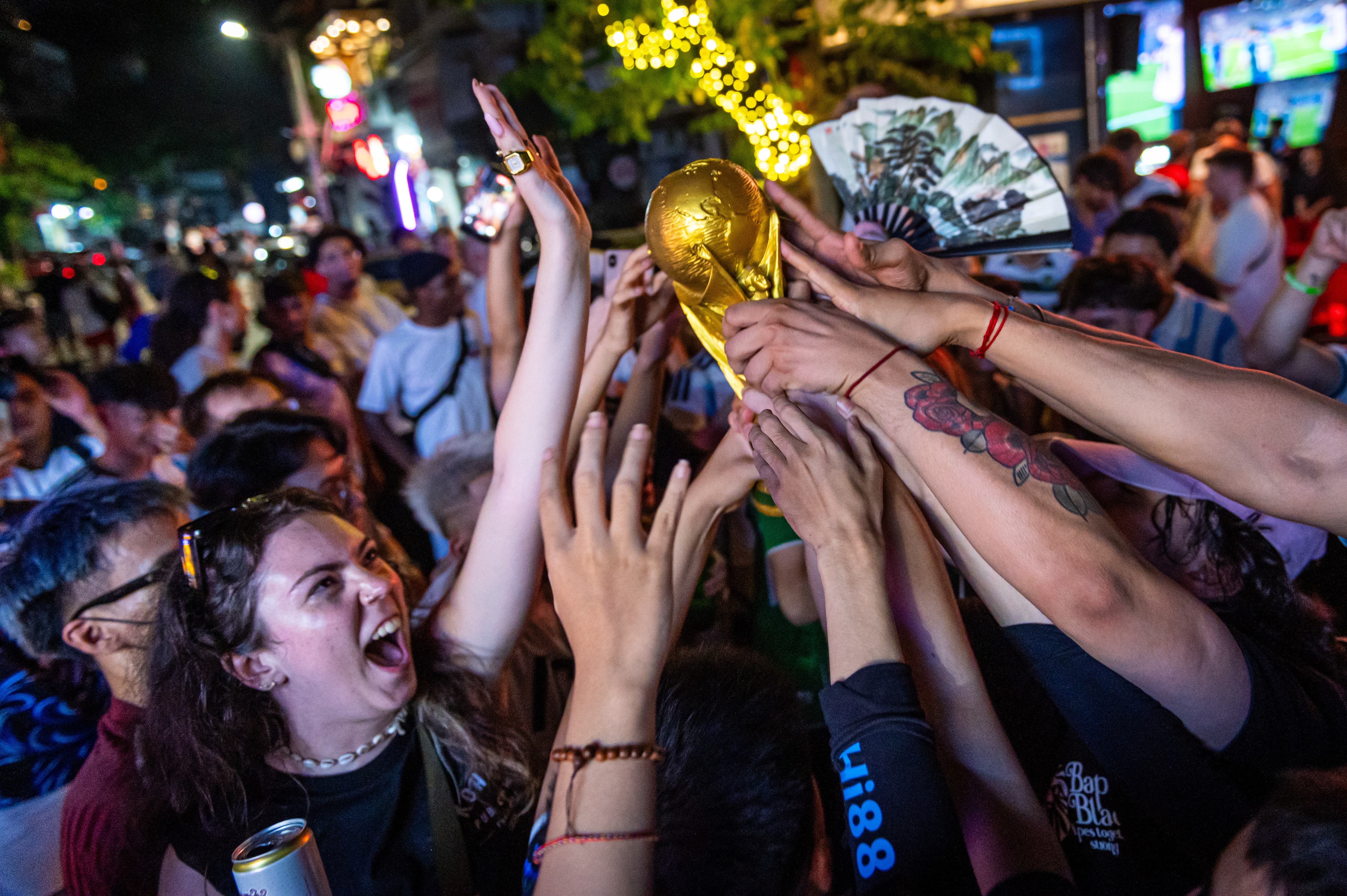 CĐV Argentina nâng cúp tại Hà Nội sau màn ngược dòng ở World Cup