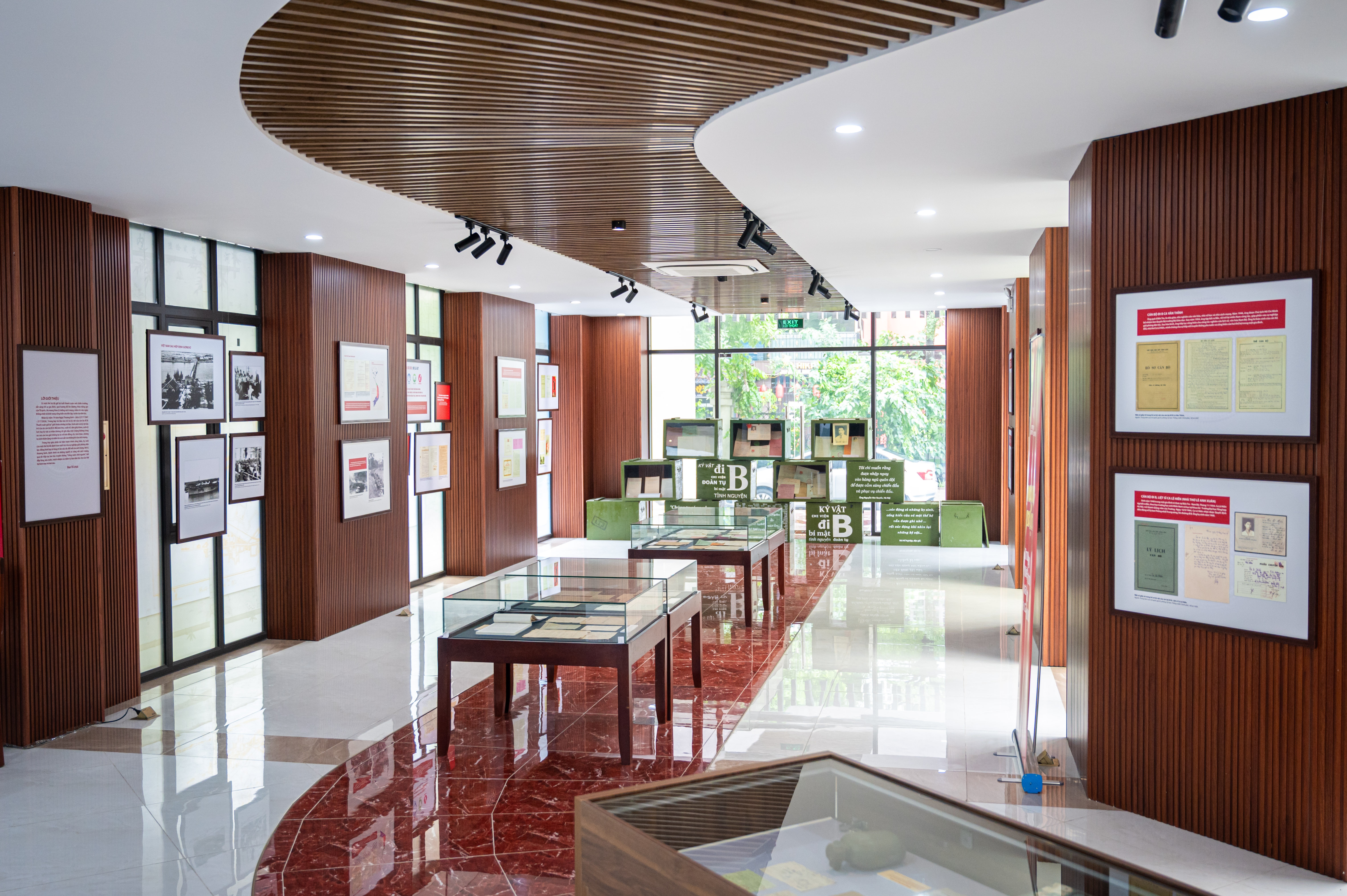 c&aacute;n bộ đi b ảnh 1
