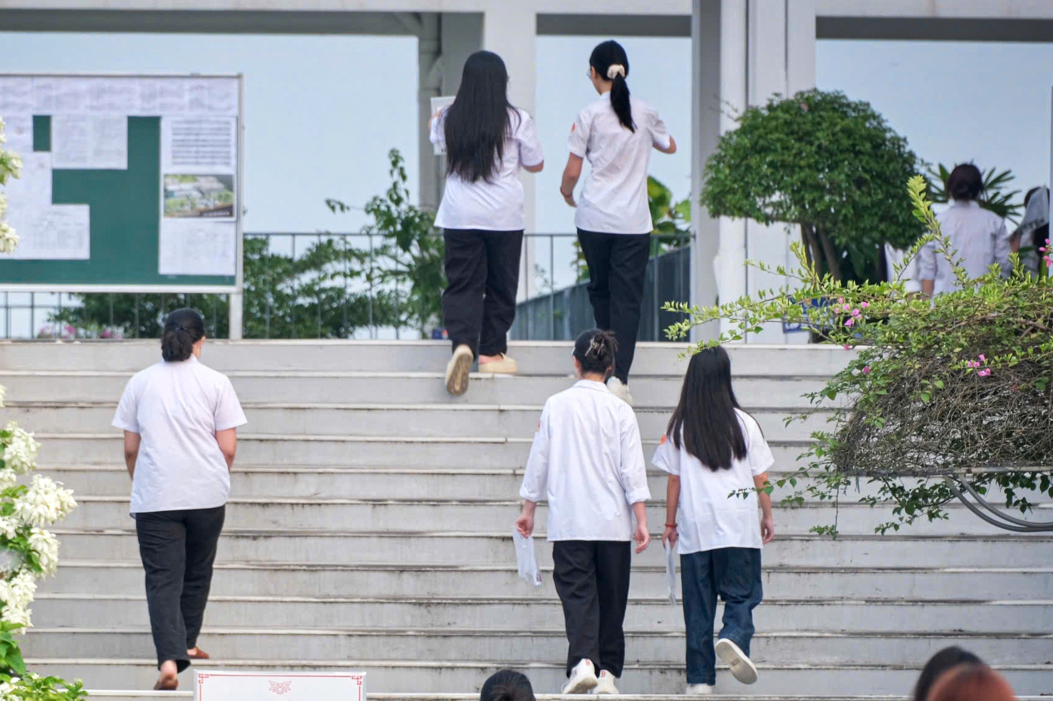 Hơn 300 thí sinh chuyên Tuyên Quang thi lại môn đầu tiên