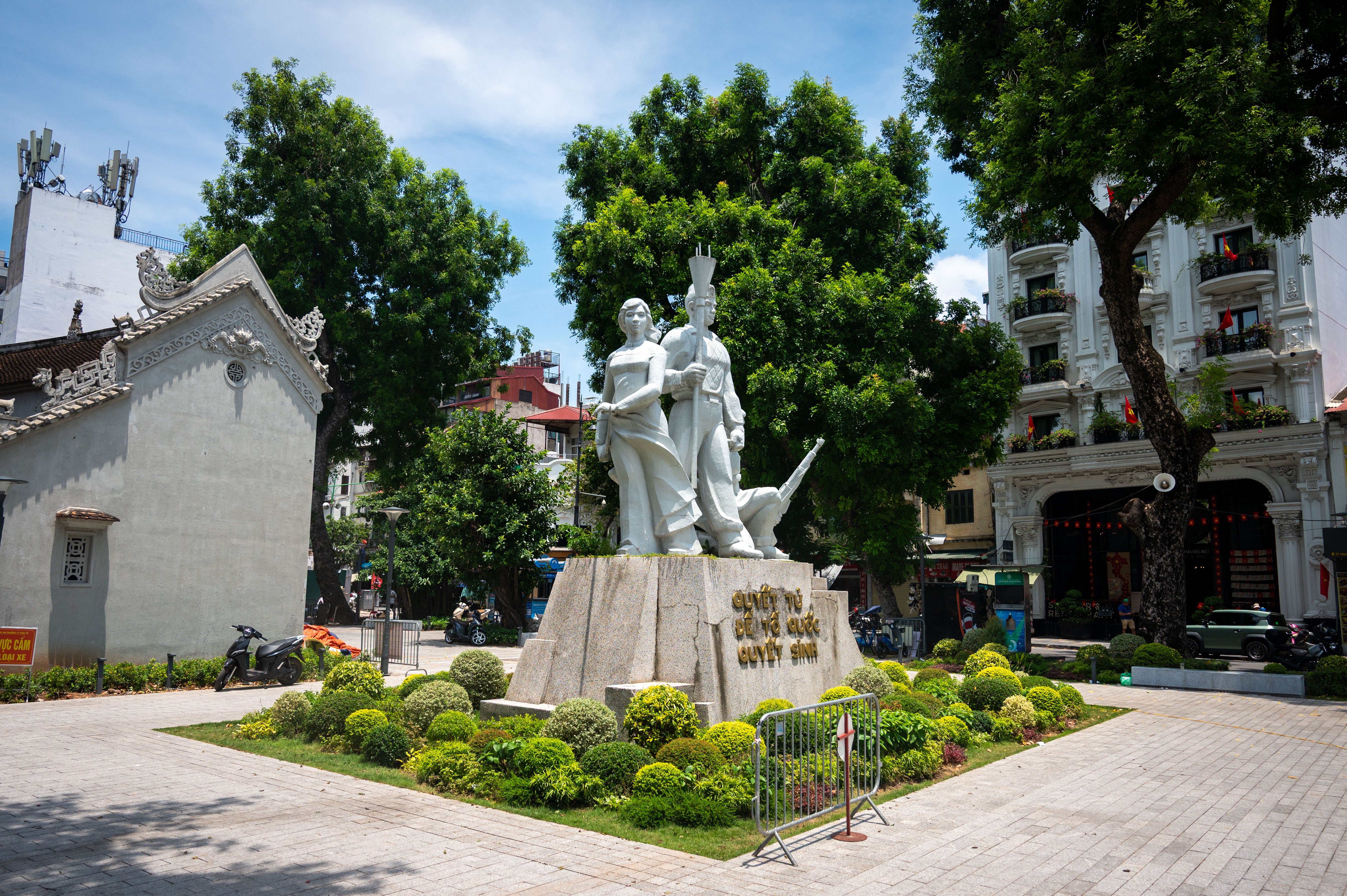 Tượng đ&agrave;i cảm tử ảnh 2
