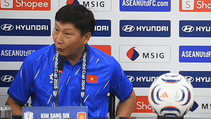 Thầy Kim xòe hai bàn tay, lộn trái túi quần trước chung kết ASEAN Cup