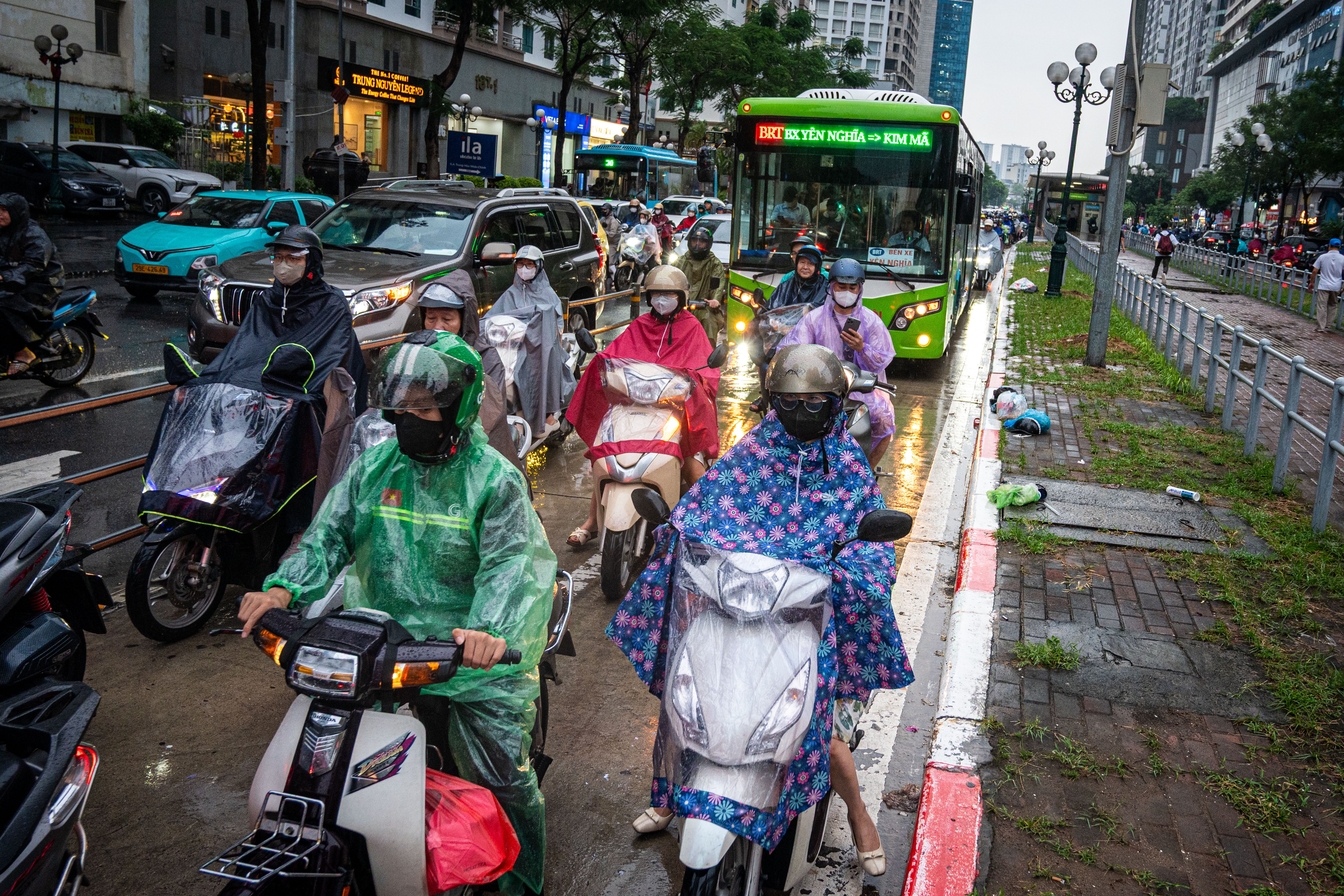 Dòng xe nối đuôi nhau đi vào làn BRT ở Hà Nội
