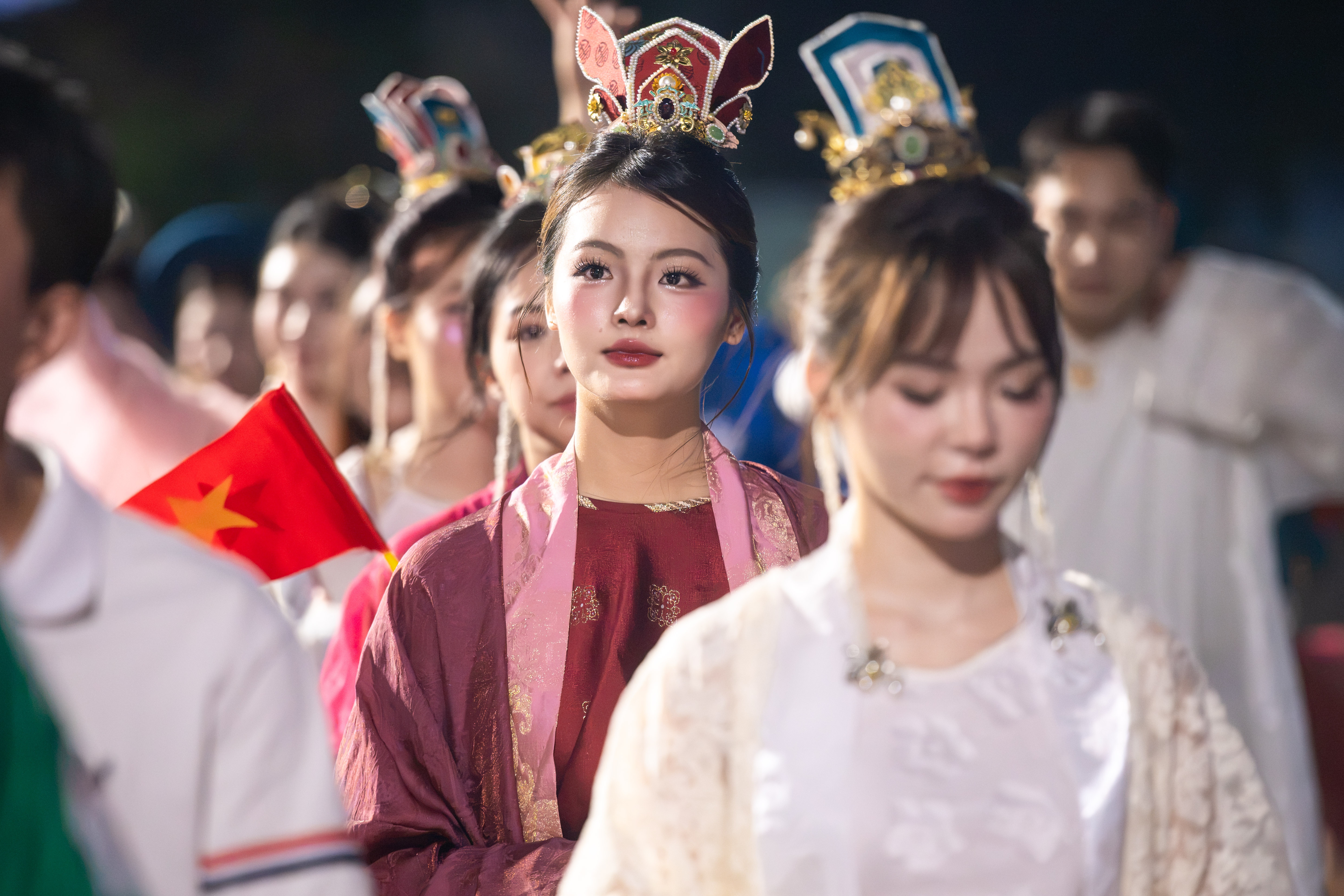 Cổ phục, đèn Trung thu rực rỡ giữa phố đi bộ Hồ Gươm