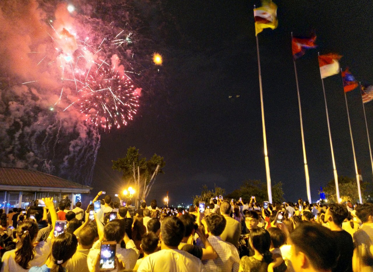 hang nghin nguoi don xem phao hoa o Sai Gon anh 3