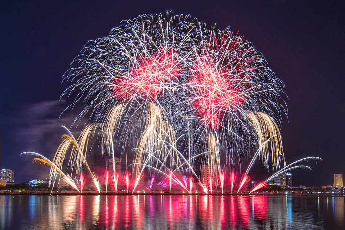 Khoanh khac phao hoa tuyet my cua Hong Kong, Italy tai Da Nang hinh anh