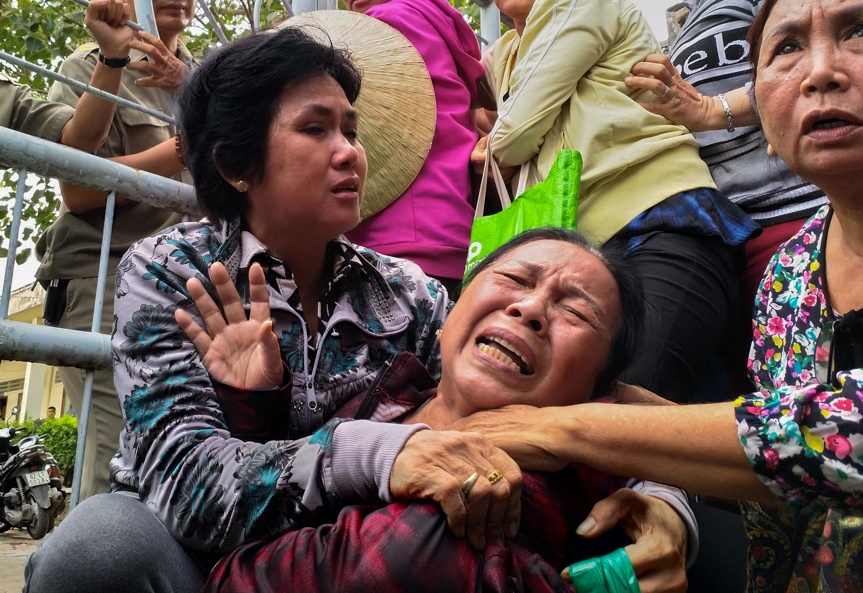 Dan Thu Thiem khoc ngat khi khong duoc doi thoai voi can bo Trung uong hinh anh