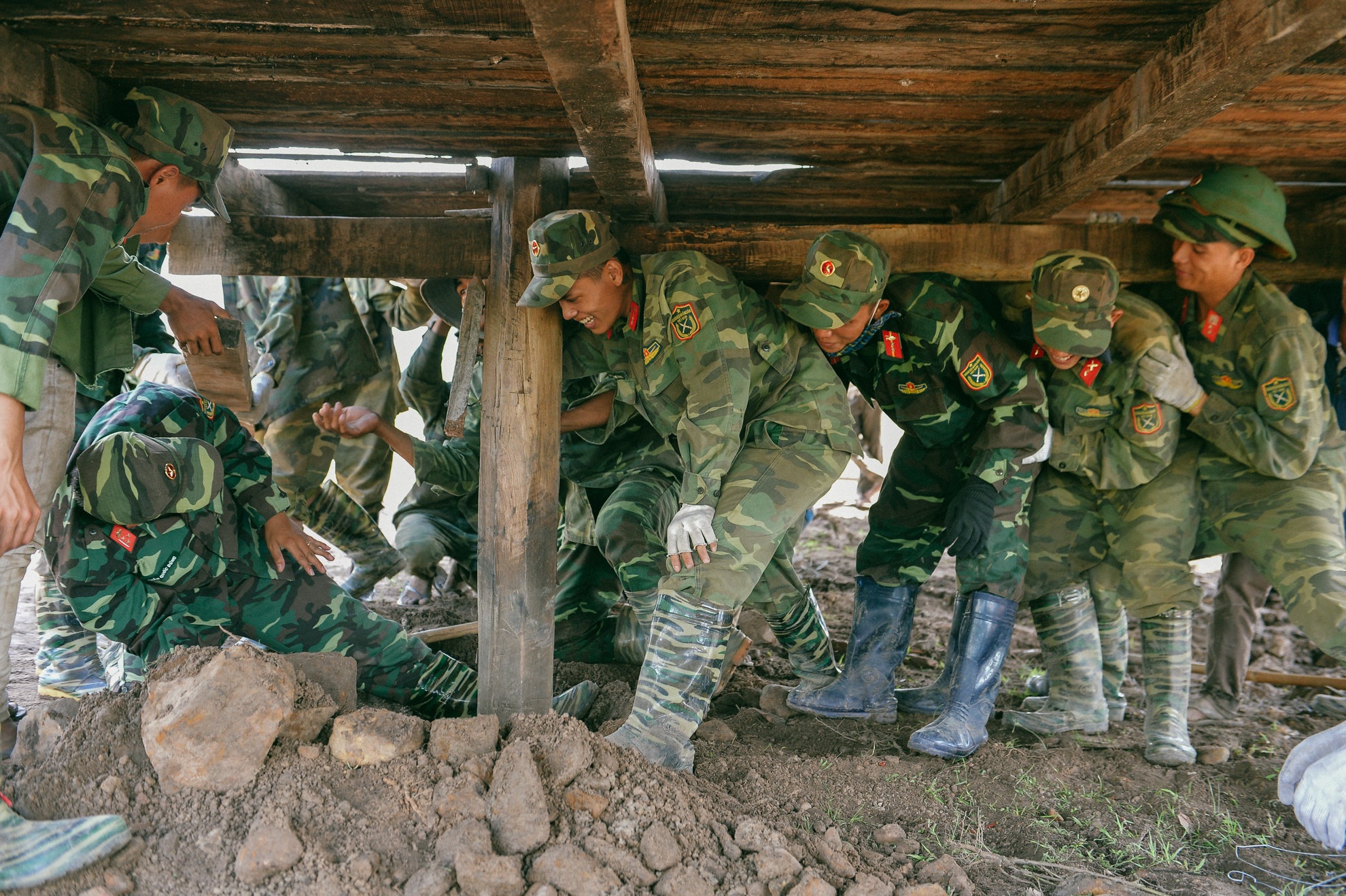 Nhung anh bo doi 'cong nha' tren vai hinh anh