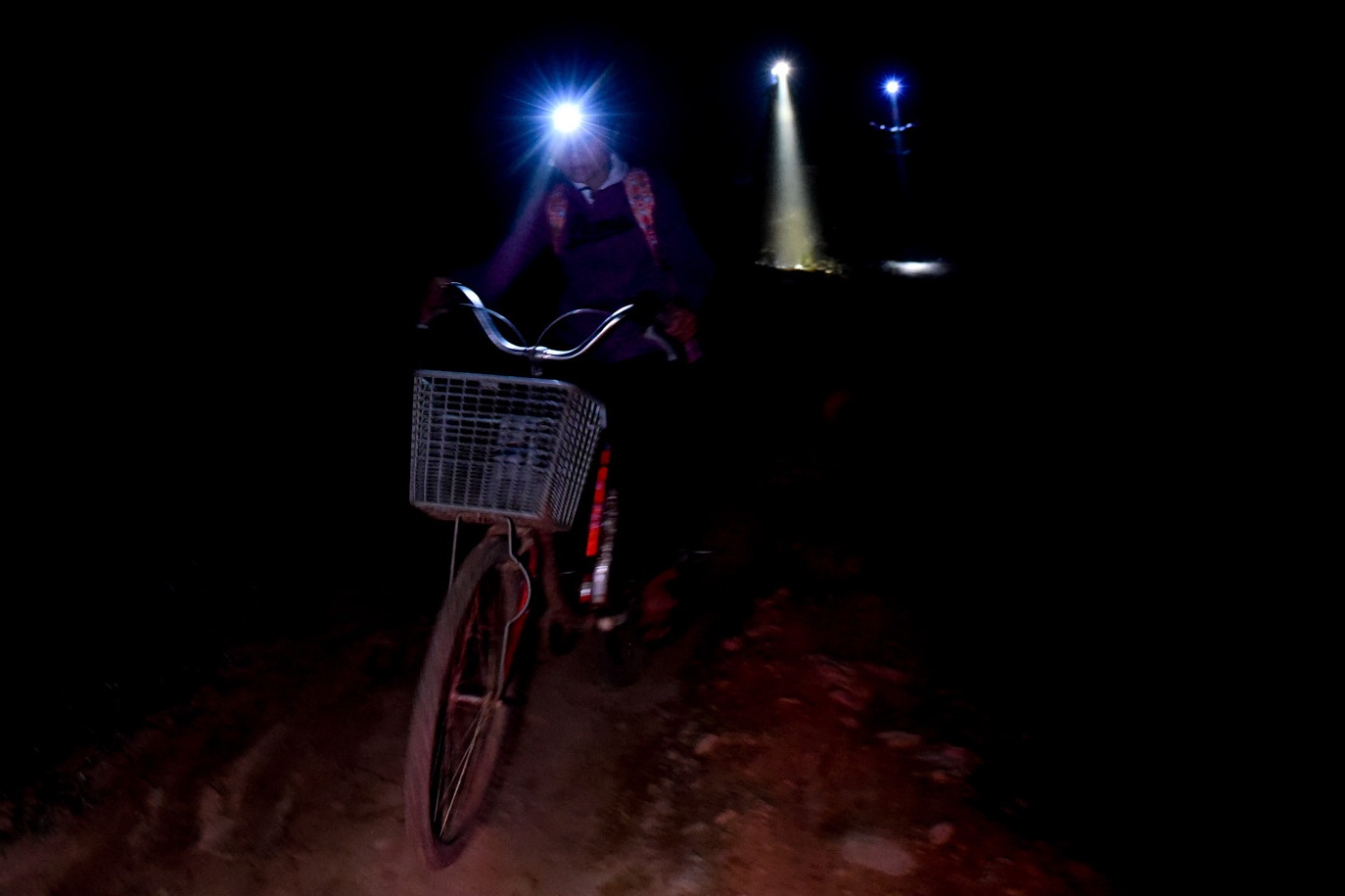 Hanh trinh tim con chu luc nua dem cua hoc sinh Tay Nguyen hinh anh