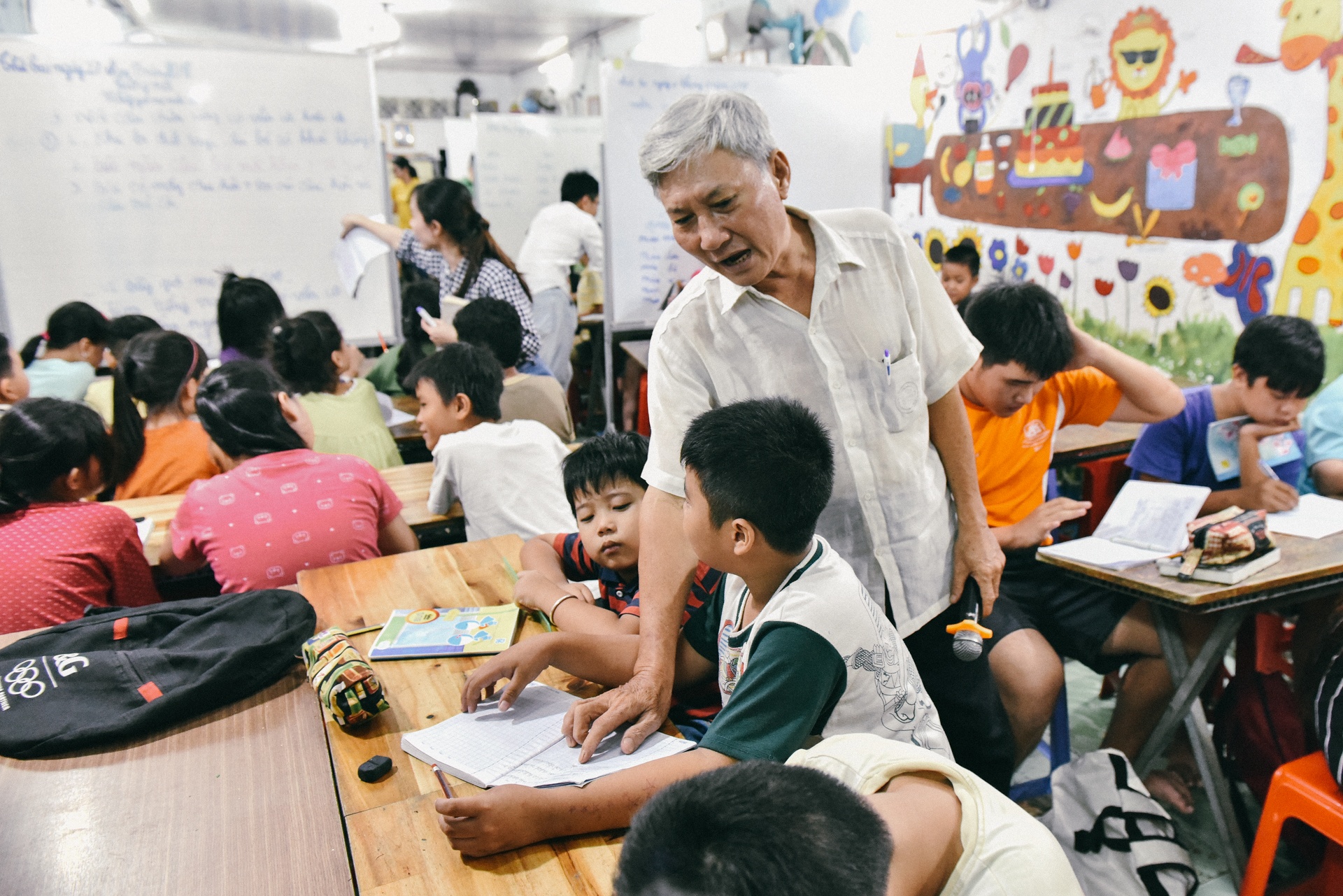 Lop hoc cua nhung dua tre nhap cu ve Sai Gon tu tu xu hinh anh