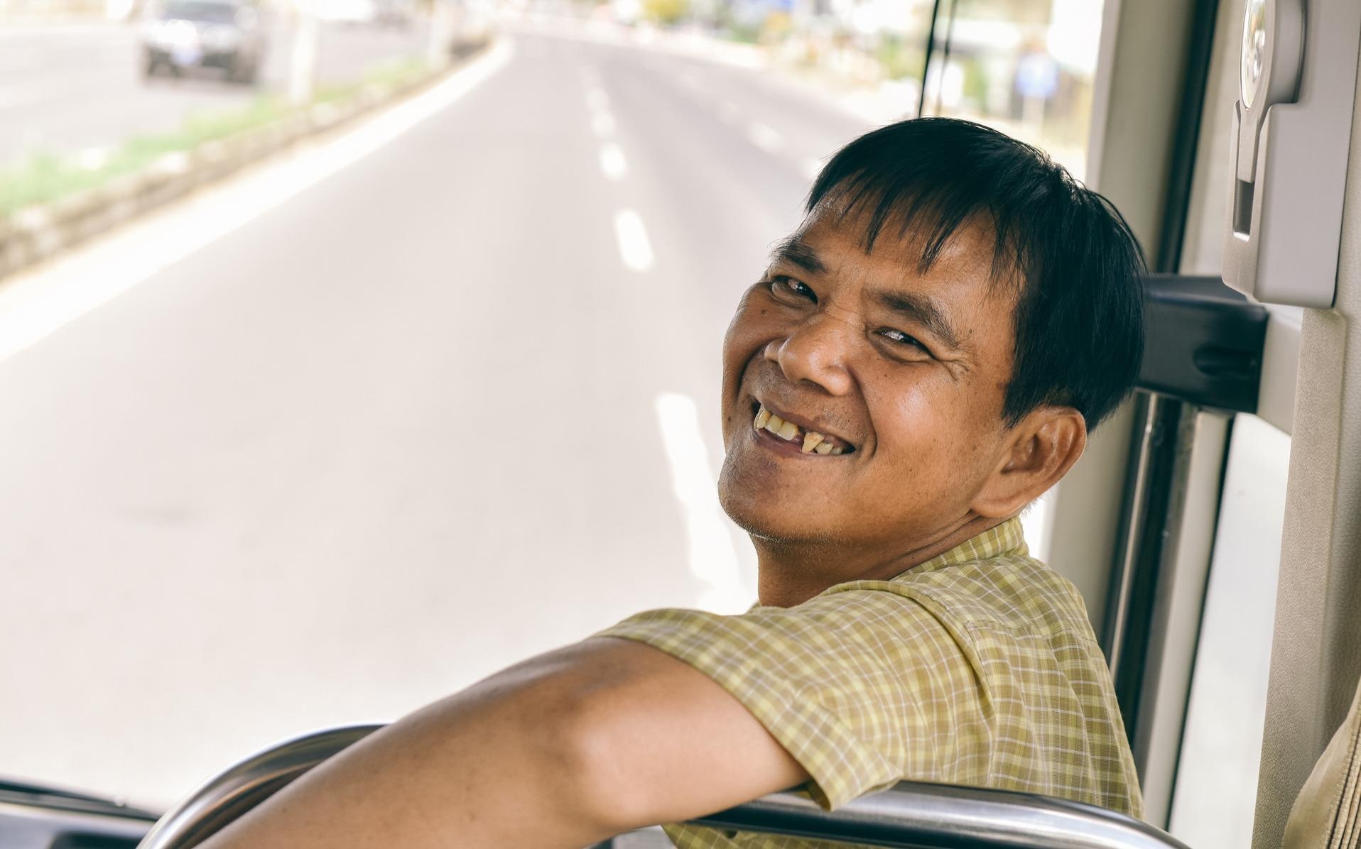 Ong chu khong biet chay xe may danh ca thanh xuan nau com tu thien hinh anh