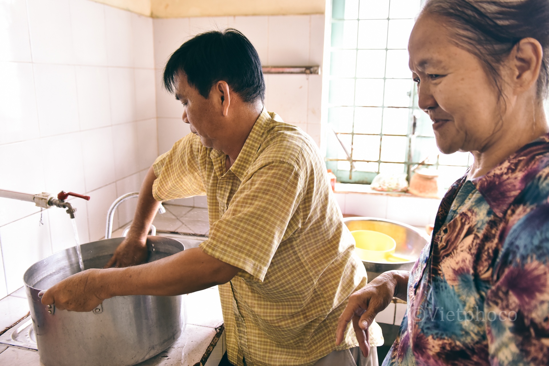 Nguoi dan ong ban trai cay danh nua doi nau com tu thien hinh anh