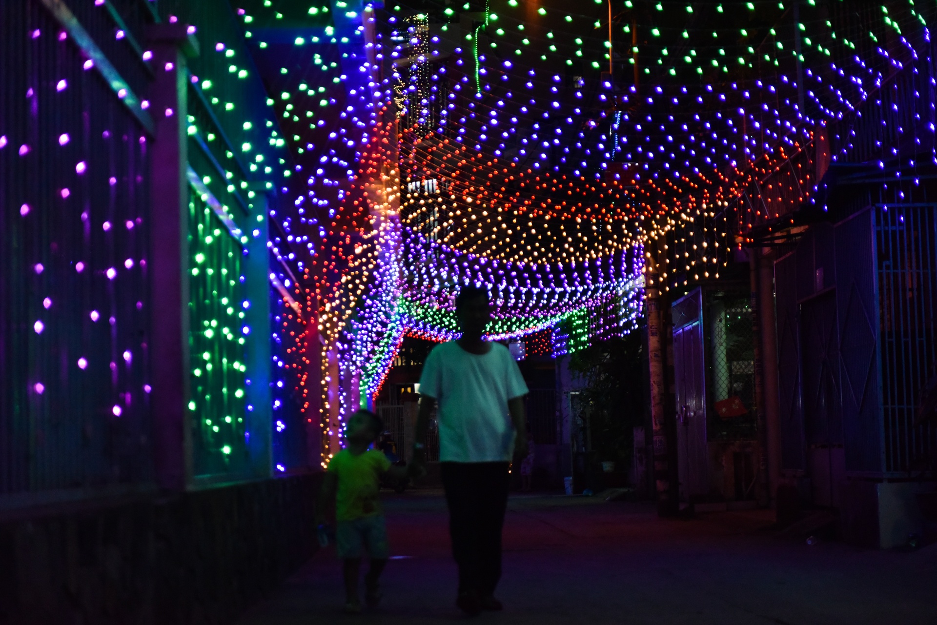 Co mot giang sinh lang le trong nhung con hem Sai Gon hinh anh