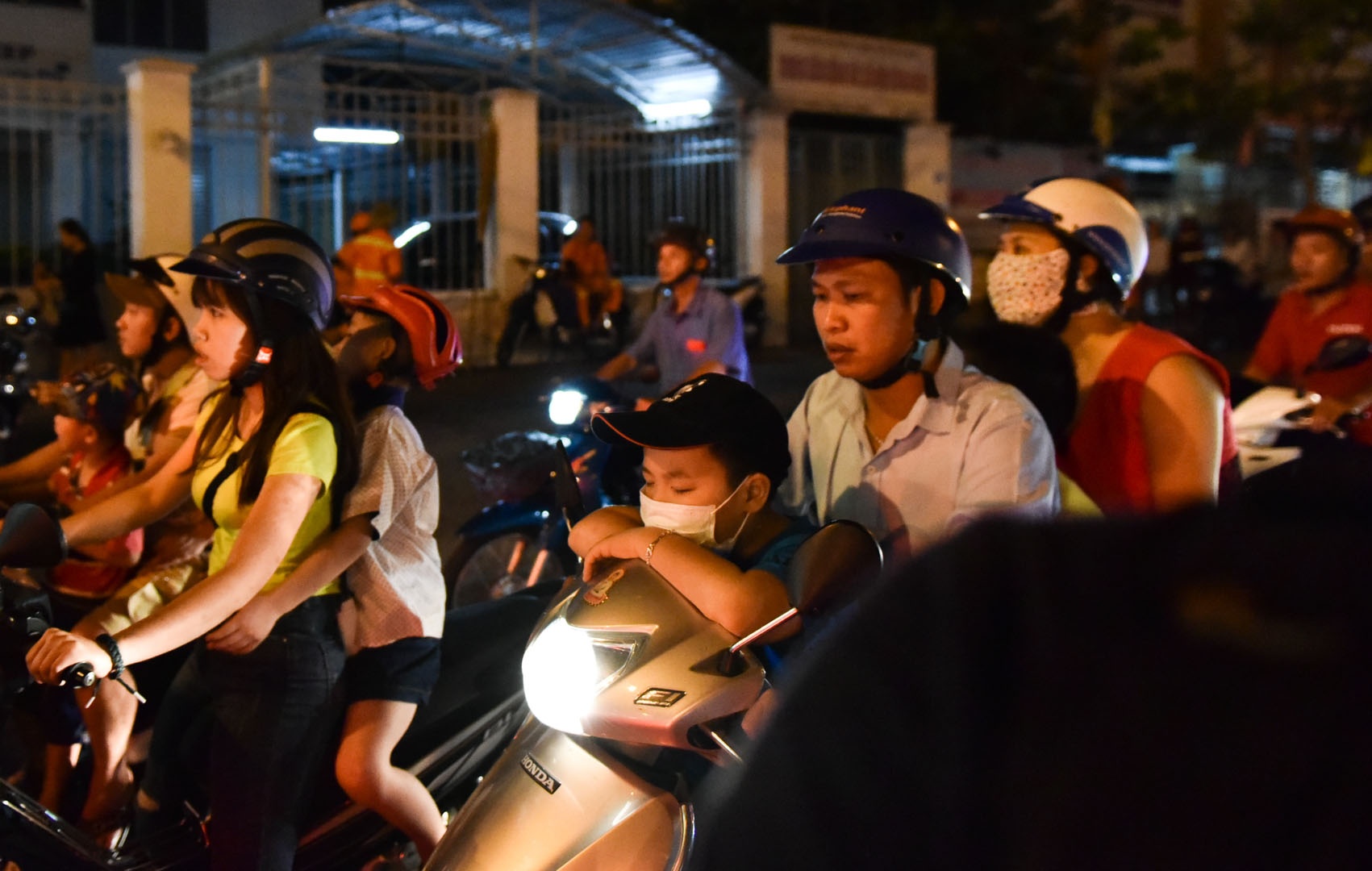Dong xe ket cung truoc cong chua Vinh Nghiem toi dau nam hinh anh