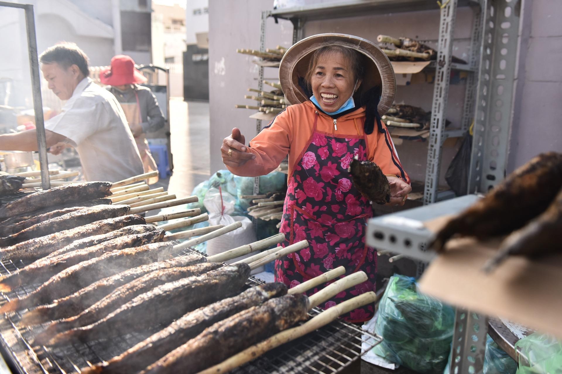 Nuong 3.000 ca loc, chu tiem Sai Gon van khong du ban ngay Than Tai hinh anh