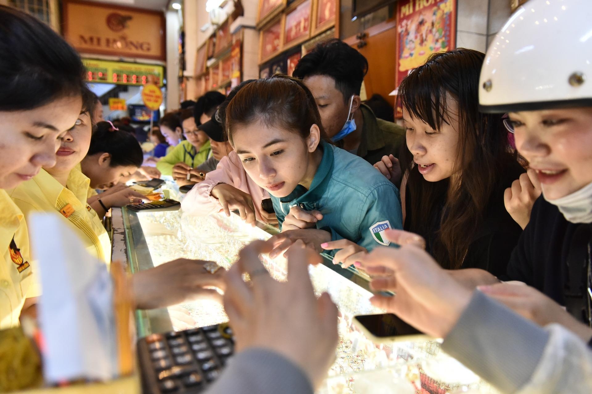 Trua nang 36 do C, nguoi Sai Gon van dong nghit o cac cua hang vang hinh anh