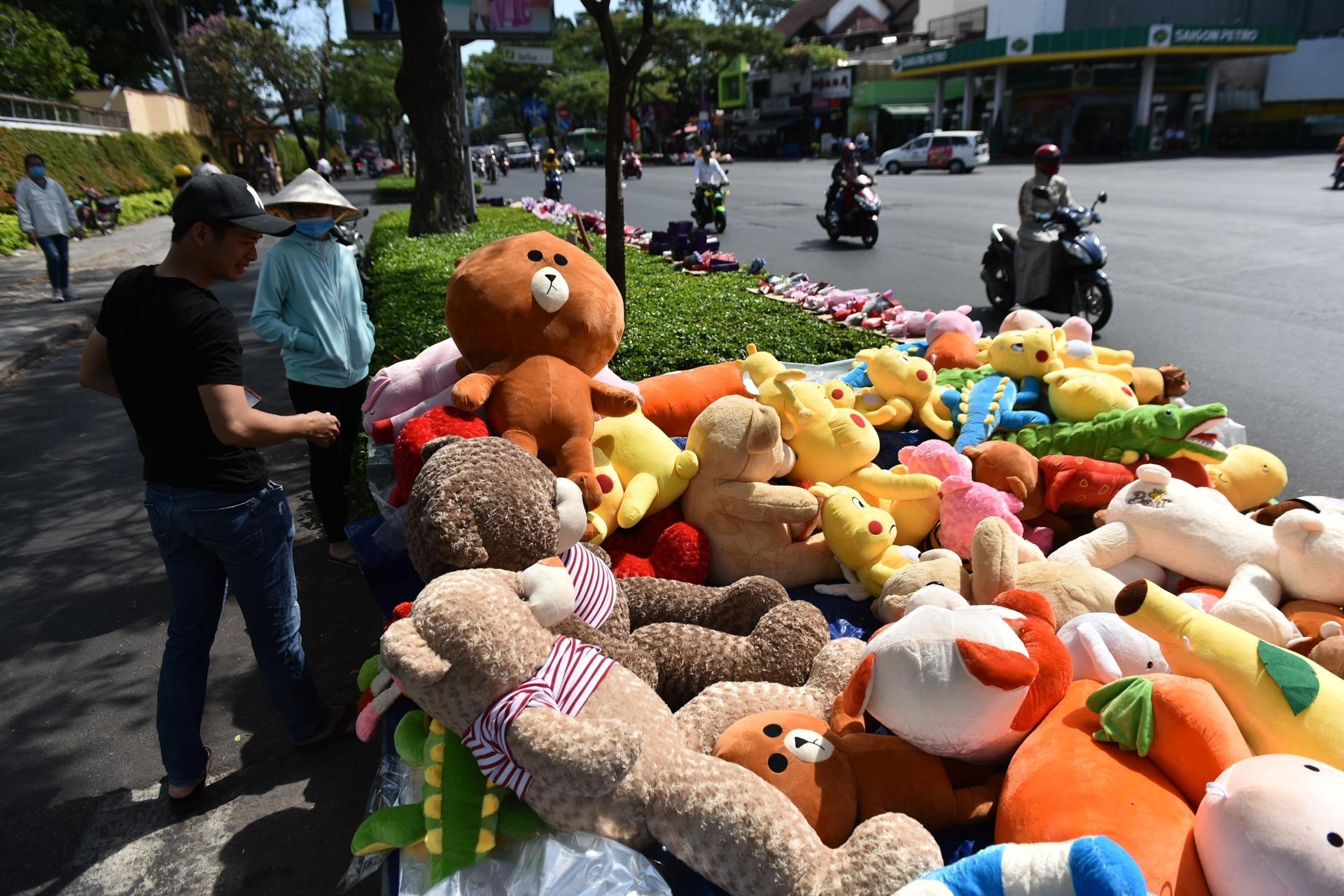 Gau bong tran ngap via he Sai Gon nhung vang nguoi mua hinh anh