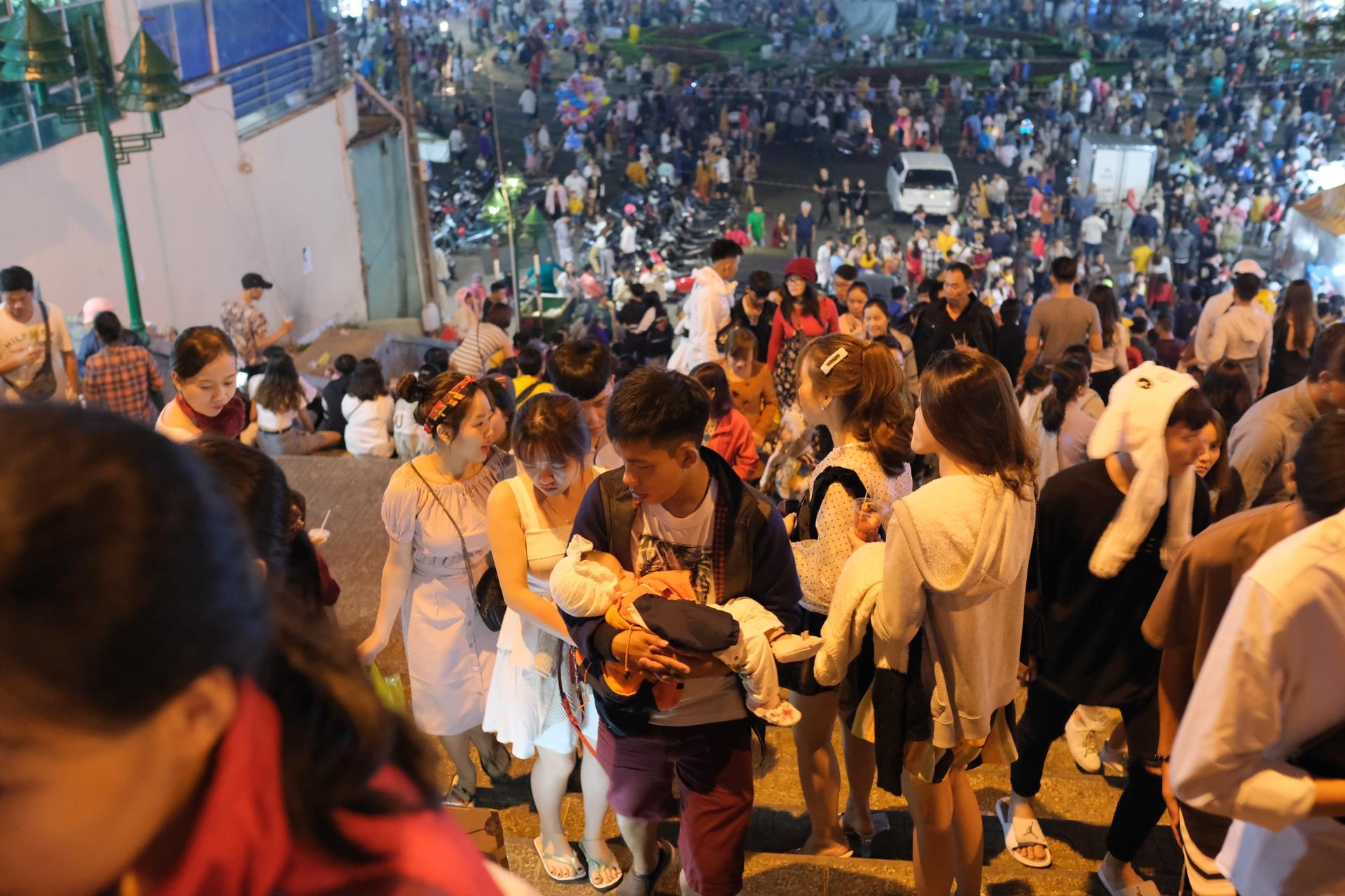 Khach du lich do len Da Lat dip le anh 7