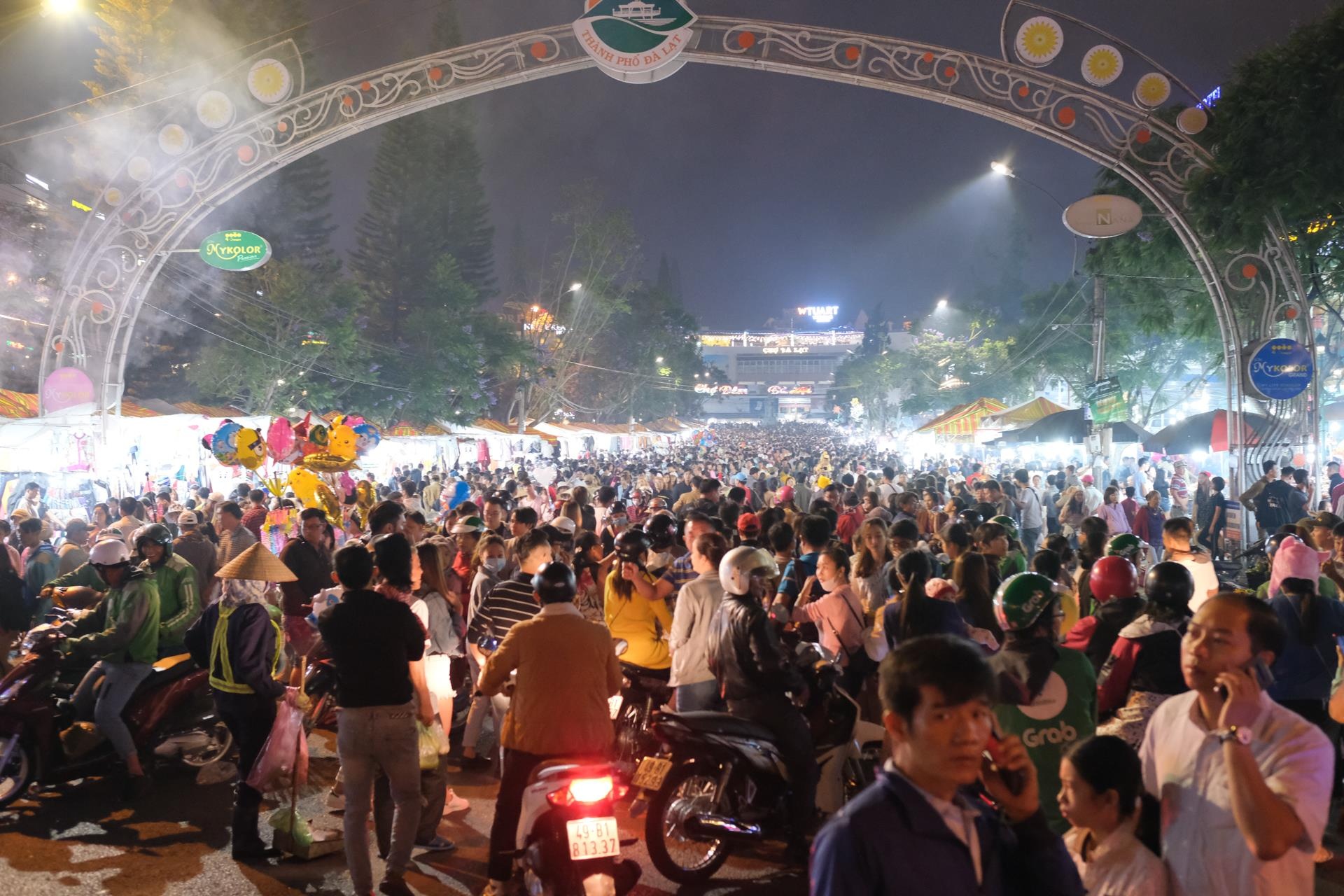 Khach du lich do len Da Lat dip le anh 5