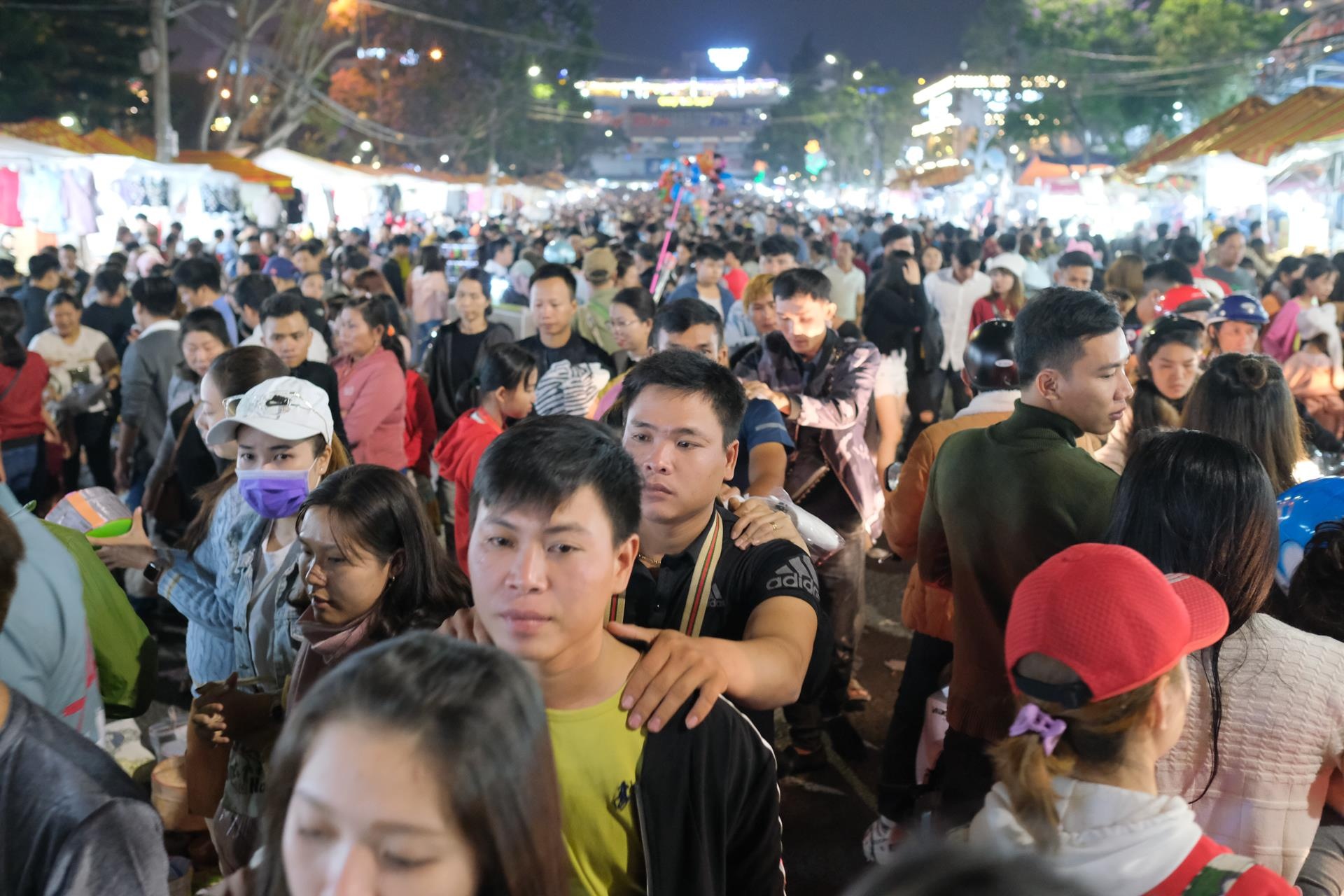 Canh 'nguoi ngam nguoi' o cac diem den noi tieng cua Da Lat hinh anh