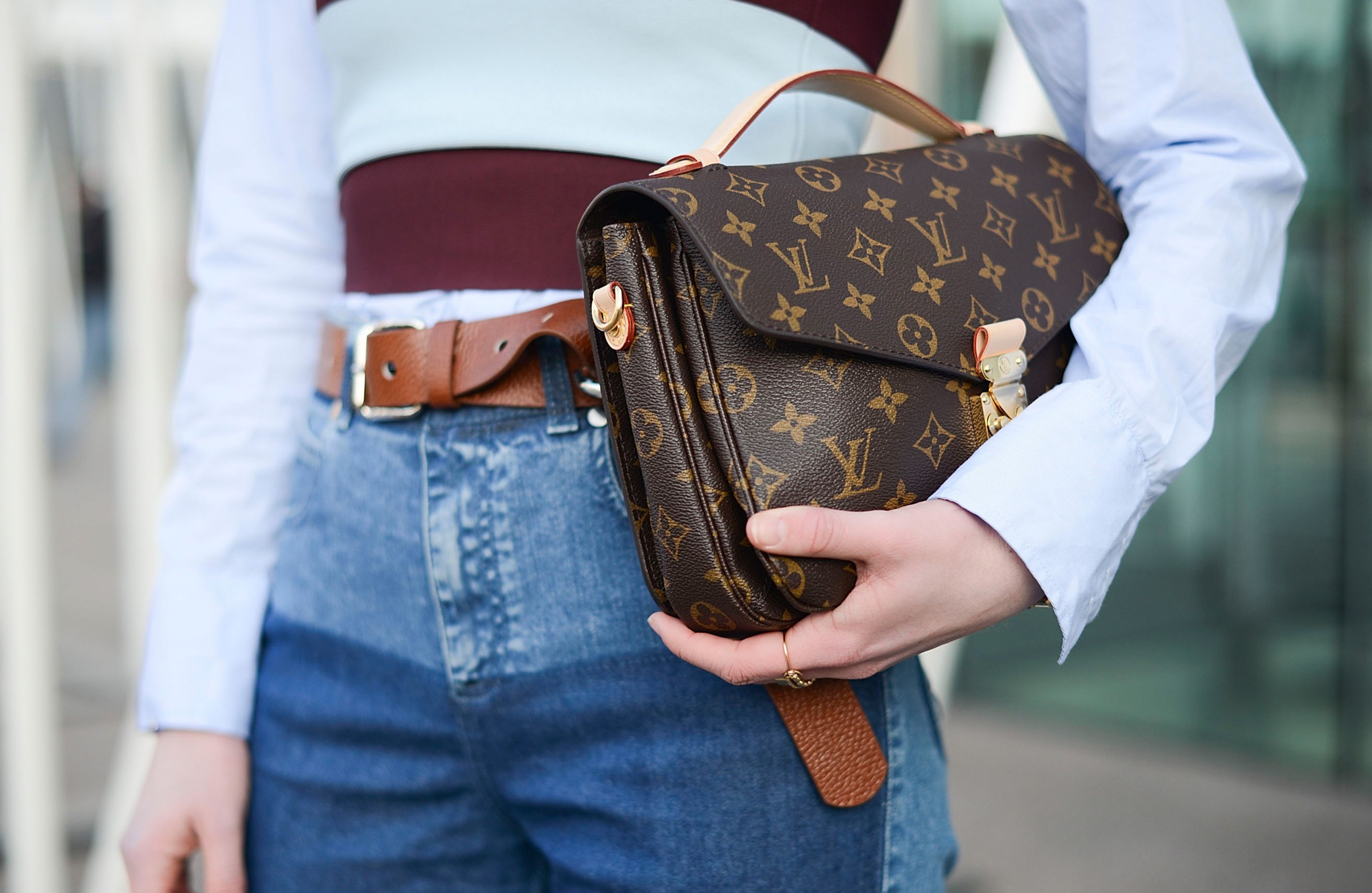 Cach Louis Vuitton, Prada va Cartier dung cong nghe de chong hang gia hinh anh