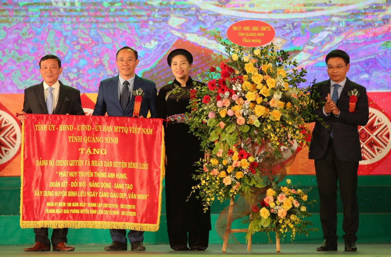 Huyen Binh Lieu ky niem 100 nam, nhan Huan chuong Lao dong hang Nhat hinh anh