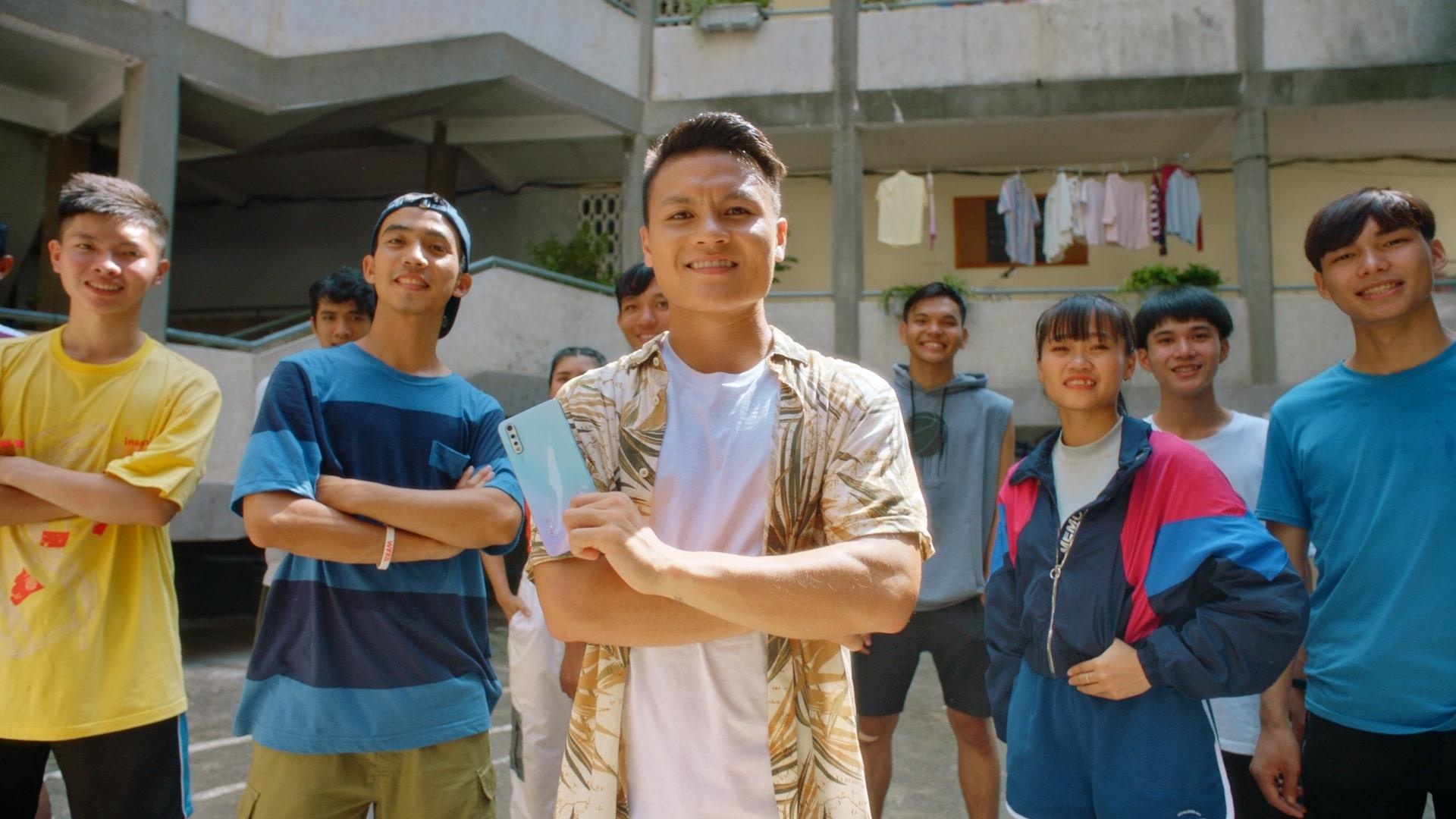 Video - Quang Hai dan bong dieu luyen tren duong pho Sai Gon trong TVC hinh anh