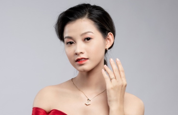 Bi quyet chon trang suc dep va sang trong dip Noel, nam moi hinh anh