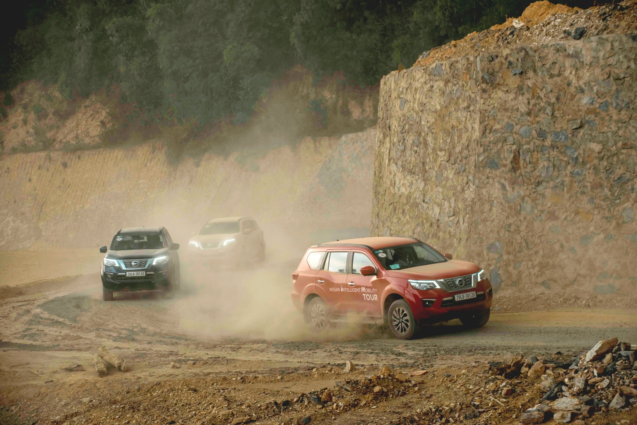 Nissan Terra - SUV 7 cho cho hanh trinh nam moi hinh anh