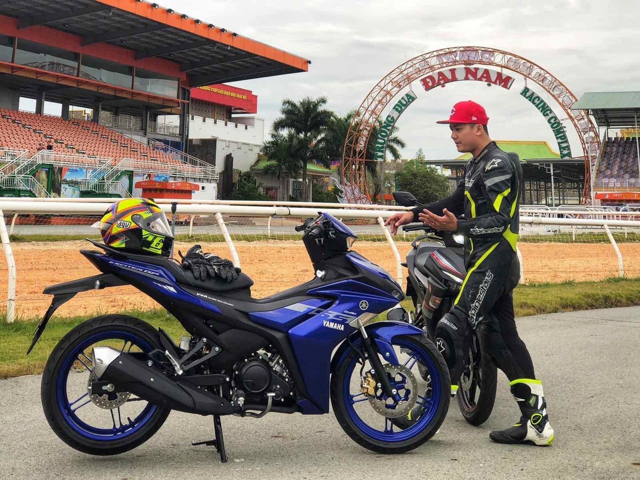 Video trai nghiem Exciter 155 VVA tren duong dua Yamaha GP hinh anh