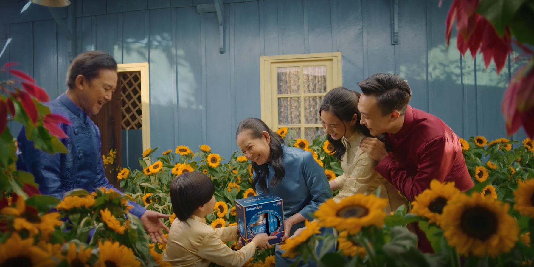 Video - phim ngan Ensure Gold hinh anh