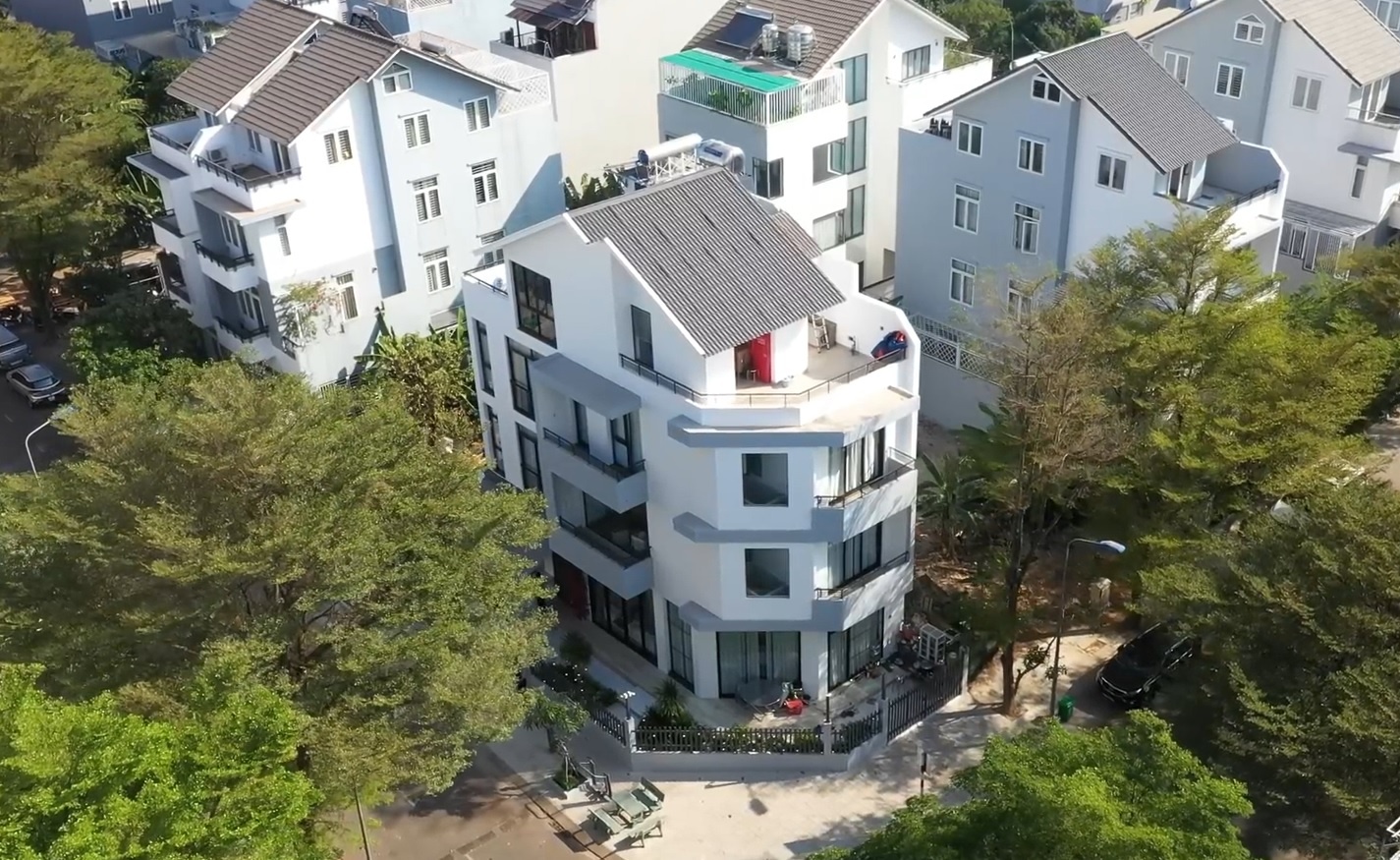 Video - Ben trong nha moi cua Ninh Duong Lan Ngoc hinh anh