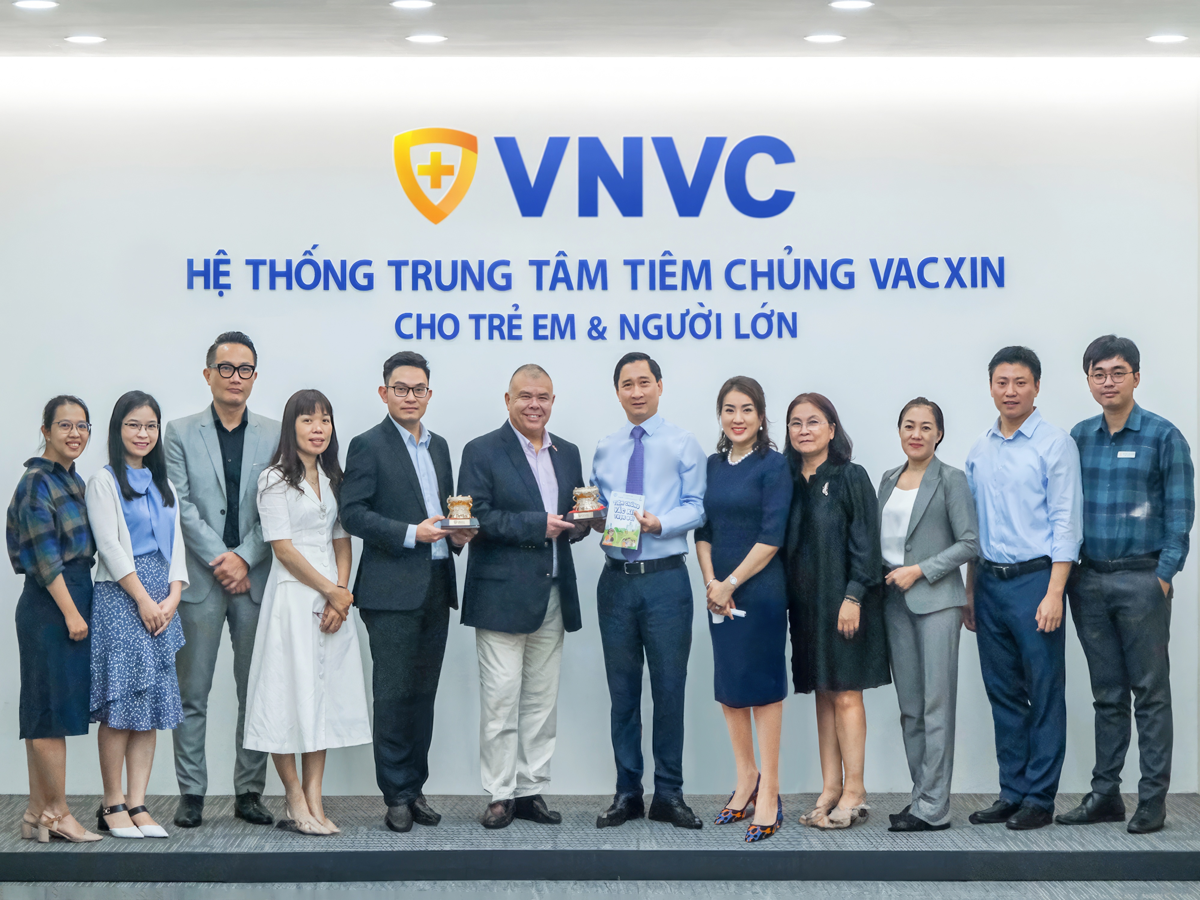 Giao su, hiep si Jonathan Van Tam den Viet Nam trao doi ve y khoa hinh anh