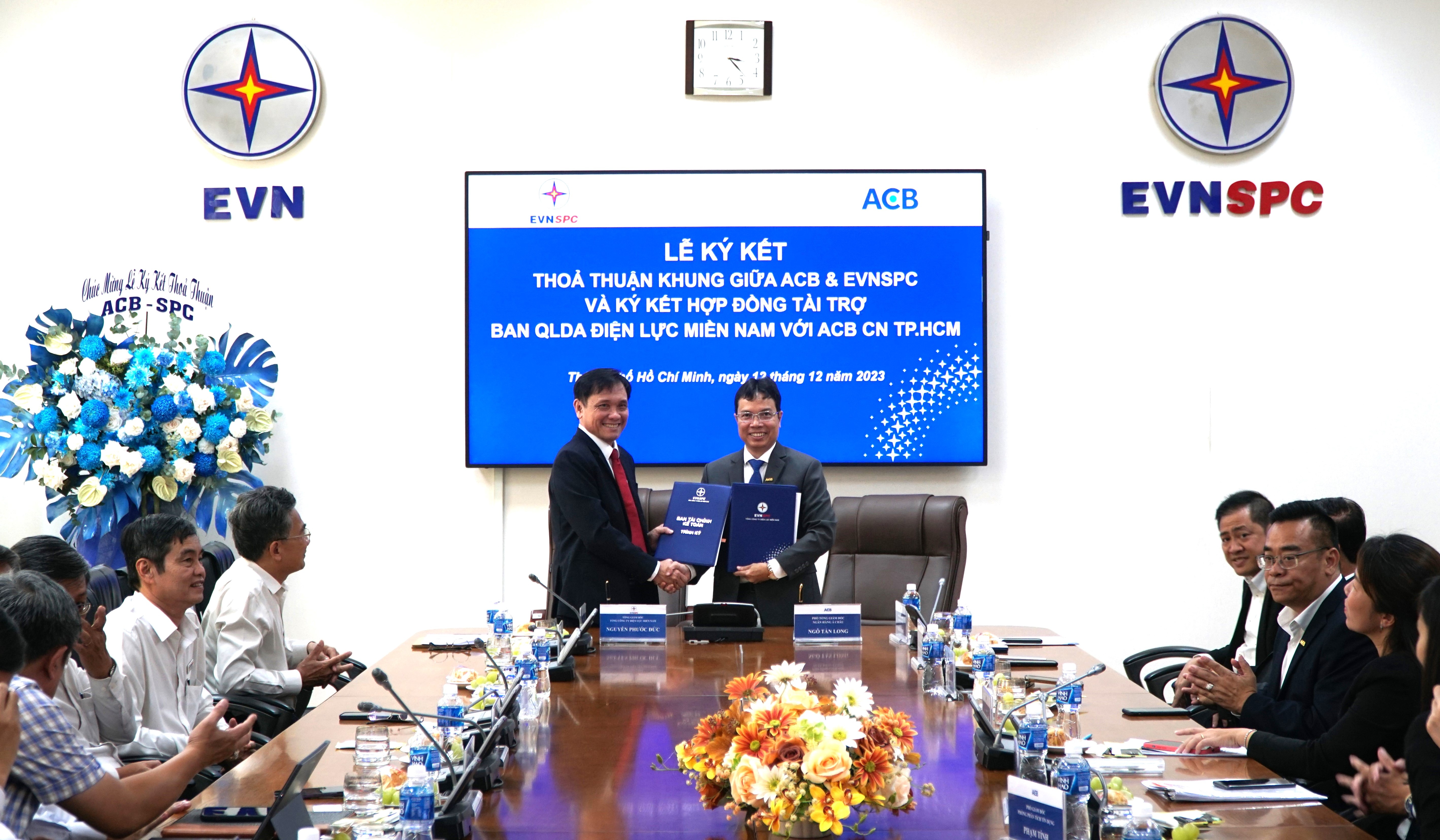 EVNSPC tang cuong hop tac ACB hinh anh