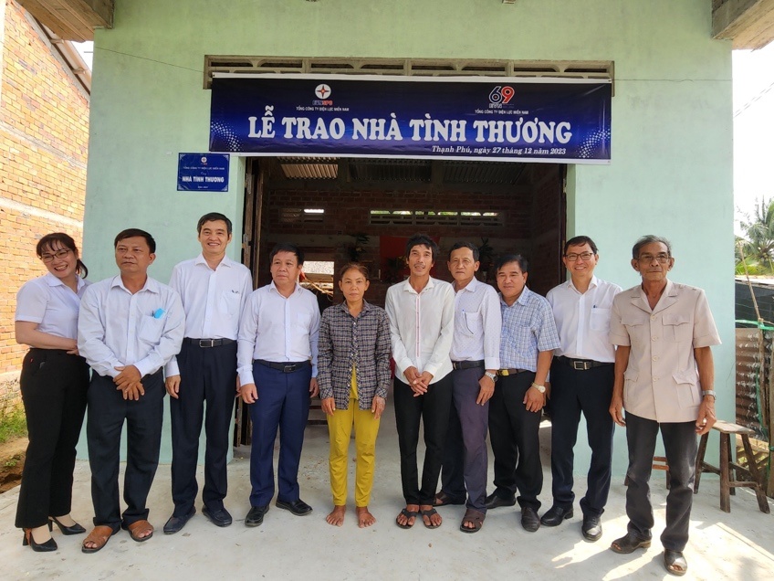 Trao nha tinh thuong, ho tro sinh ke cho ho gia dinh kho khan hinh anh
