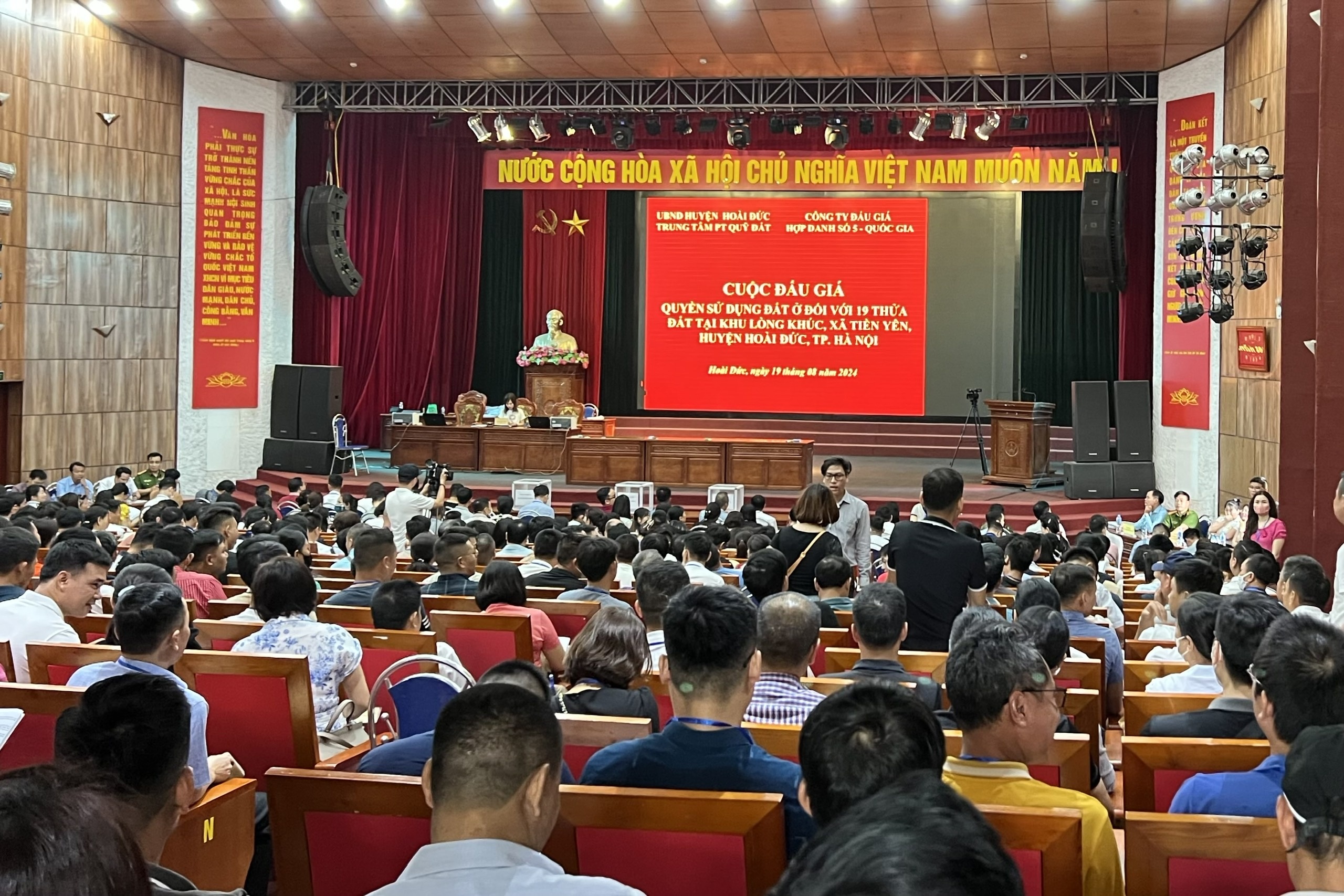 Gia dat cao bat thuong, huyen Hoai Duc phai dung dau gia hinh anh